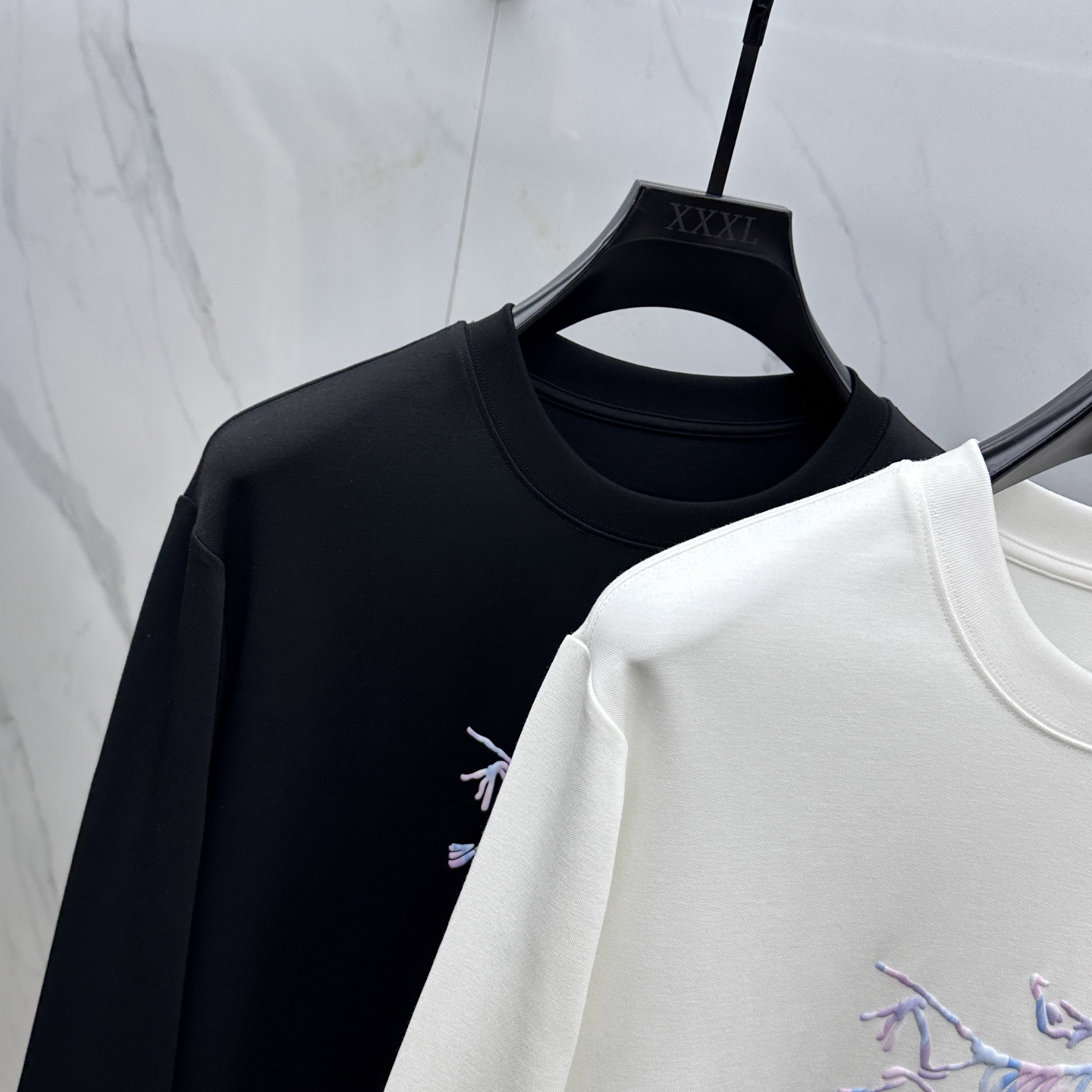 ￼ 🆕ARCTERYX始祖鸟 2025SS秋季新款男士圆领长袖 T 恤，以当季色调传递典雅韵味，成就日常