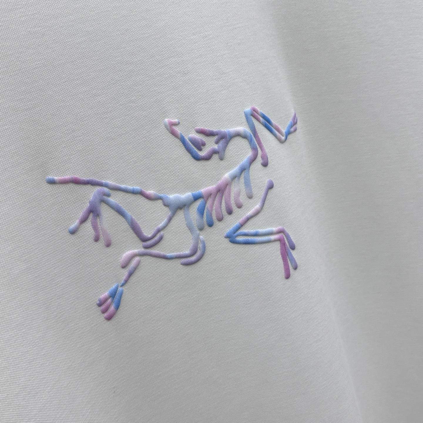 ￼ 🆕ARCTERYX始祖鸟 2025SS秋季新款男士圆领长袖 T 恤，以当季色调传递典雅韵味，成就日常