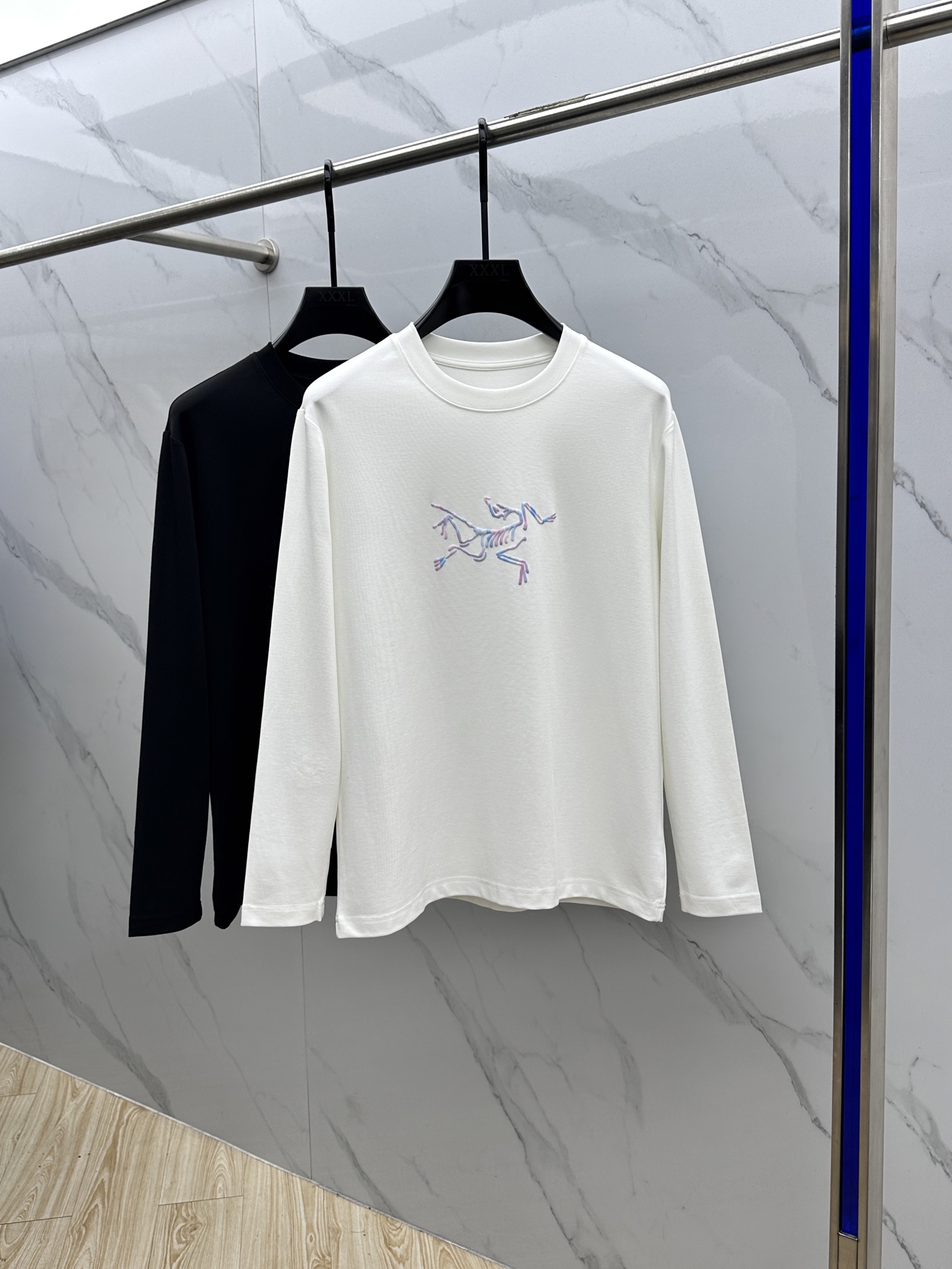 ￼ 🆕ARCTERYX始祖鸟 2025SS秋季新款男士圆领长袖 T 恤，以当季色调传递典雅韵味，成就日常