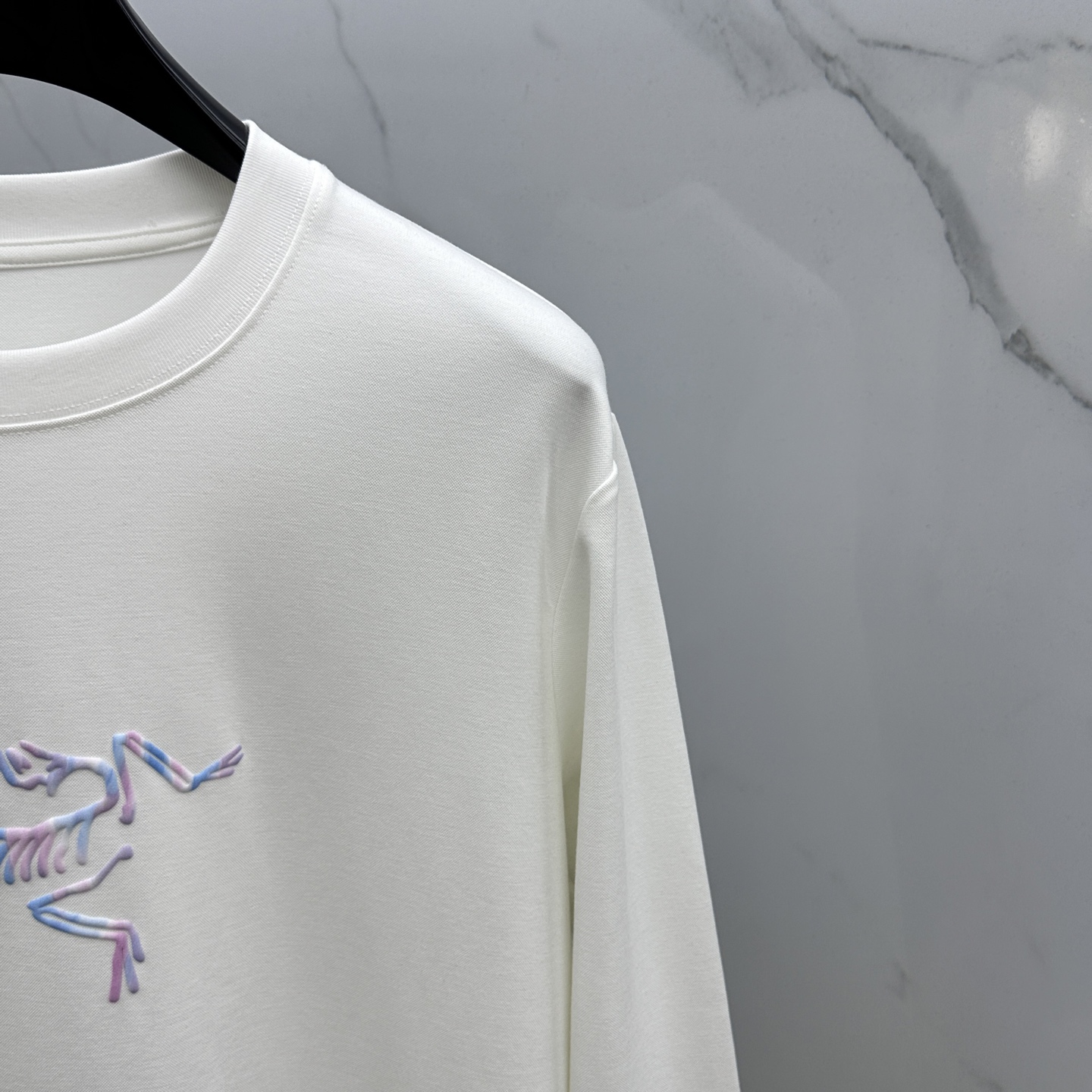 ￼ 🆕ARCTERYX始祖鸟 2025SS秋季新款男士圆领长袖 T 恤，以当季色调传递典雅韵味，成就日常