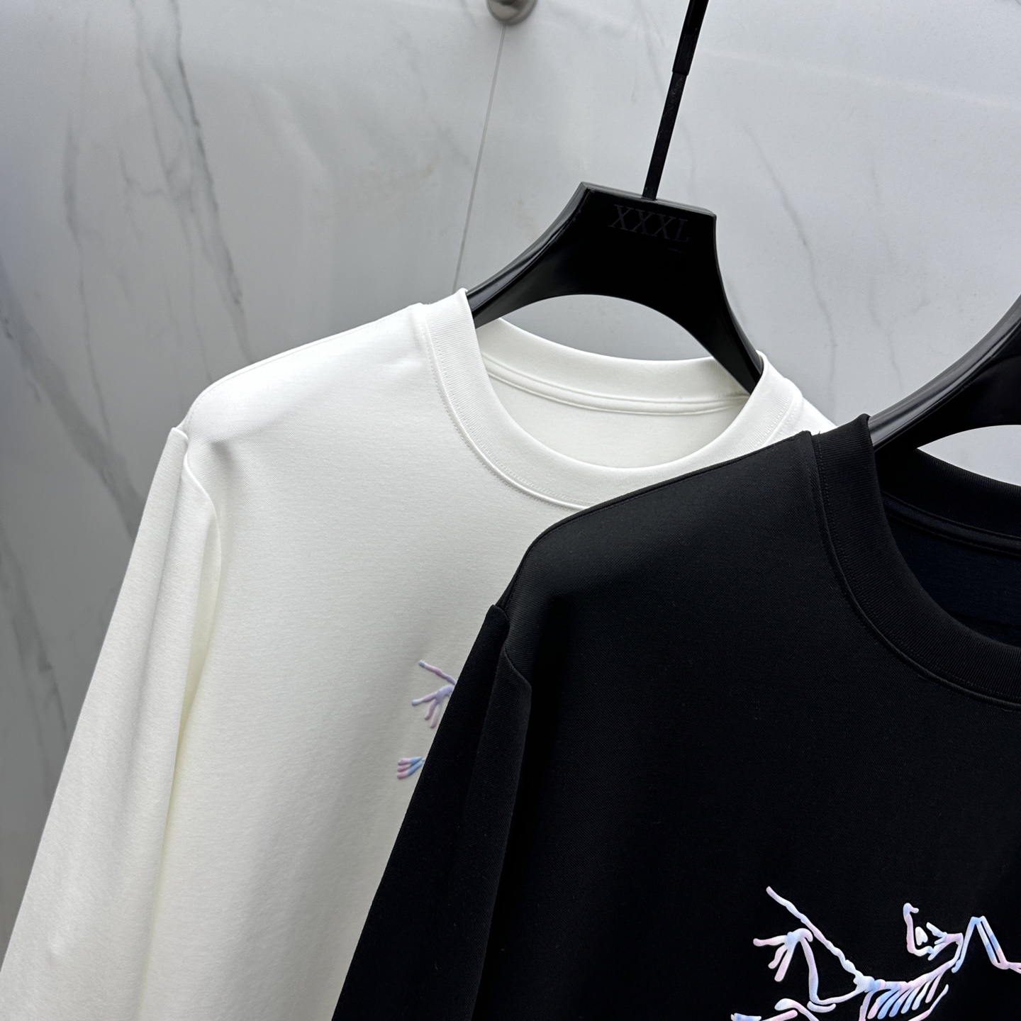 ￼ 🆕ARCTERYX始祖鸟 2025SS秋季新款男士圆领长袖 T 恤，以当季色调传递典雅韵味，成就日常