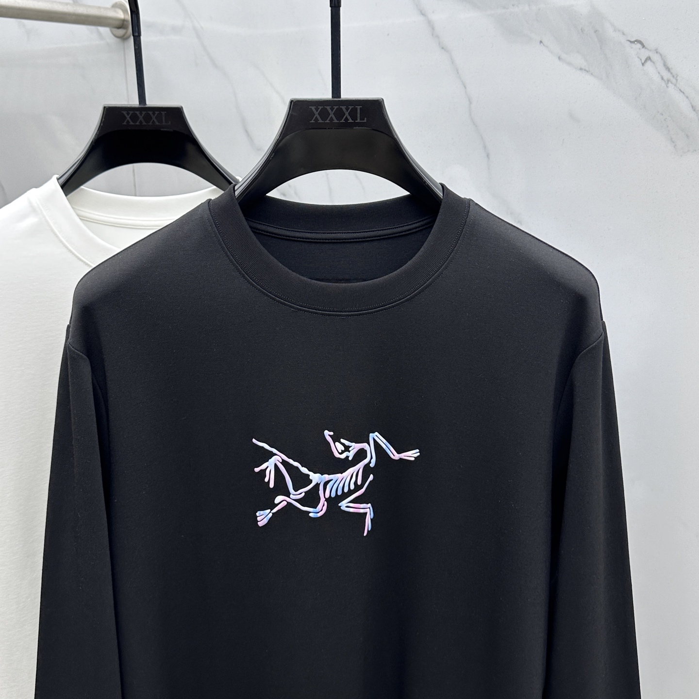 ￼ 🆕ARCTERYX始祖鸟 2025SS秋季新款男士圆领长袖 T 恤，以当季色调传递典雅韵味，成就日常