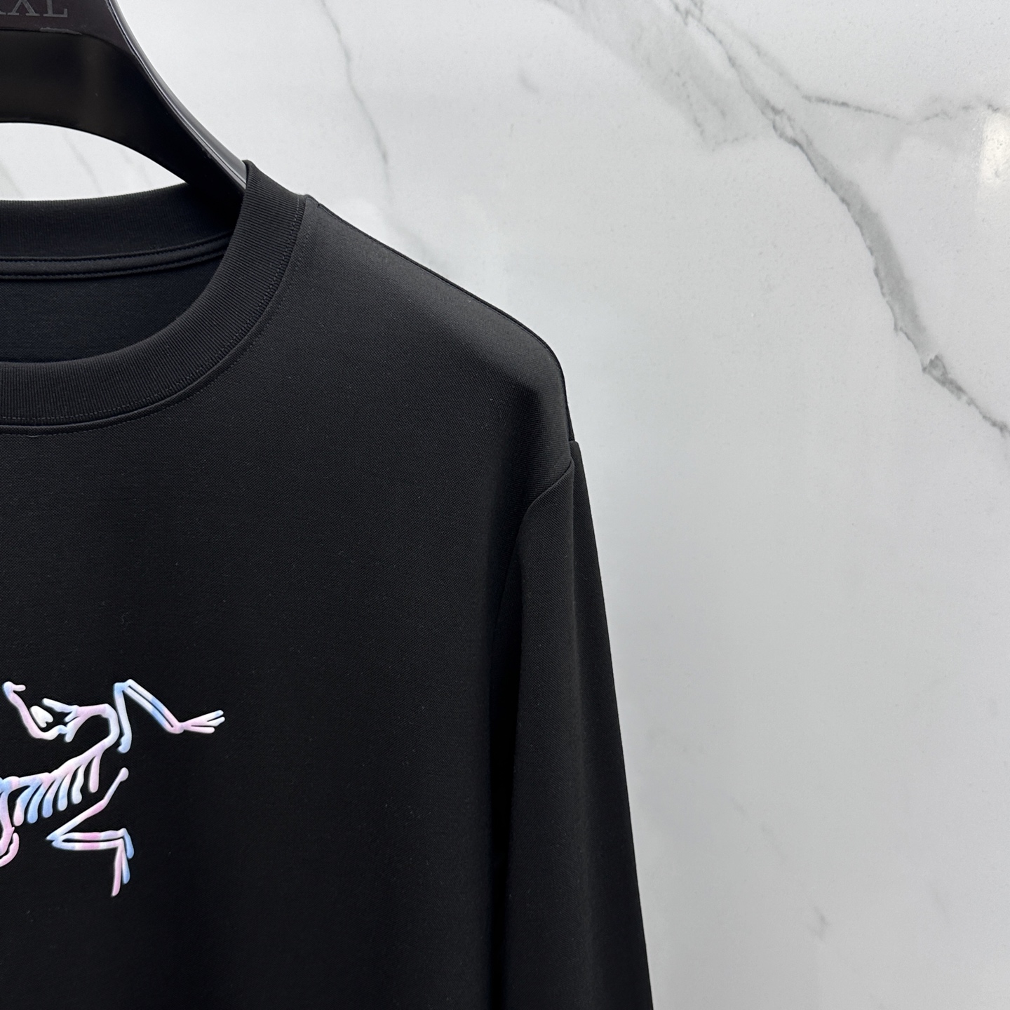 ￼ 🆕ARCTERYX始祖鸟 2025SS秋季新款男士圆领长袖 T 恤，以当季色调传递典雅韵味，成就日常