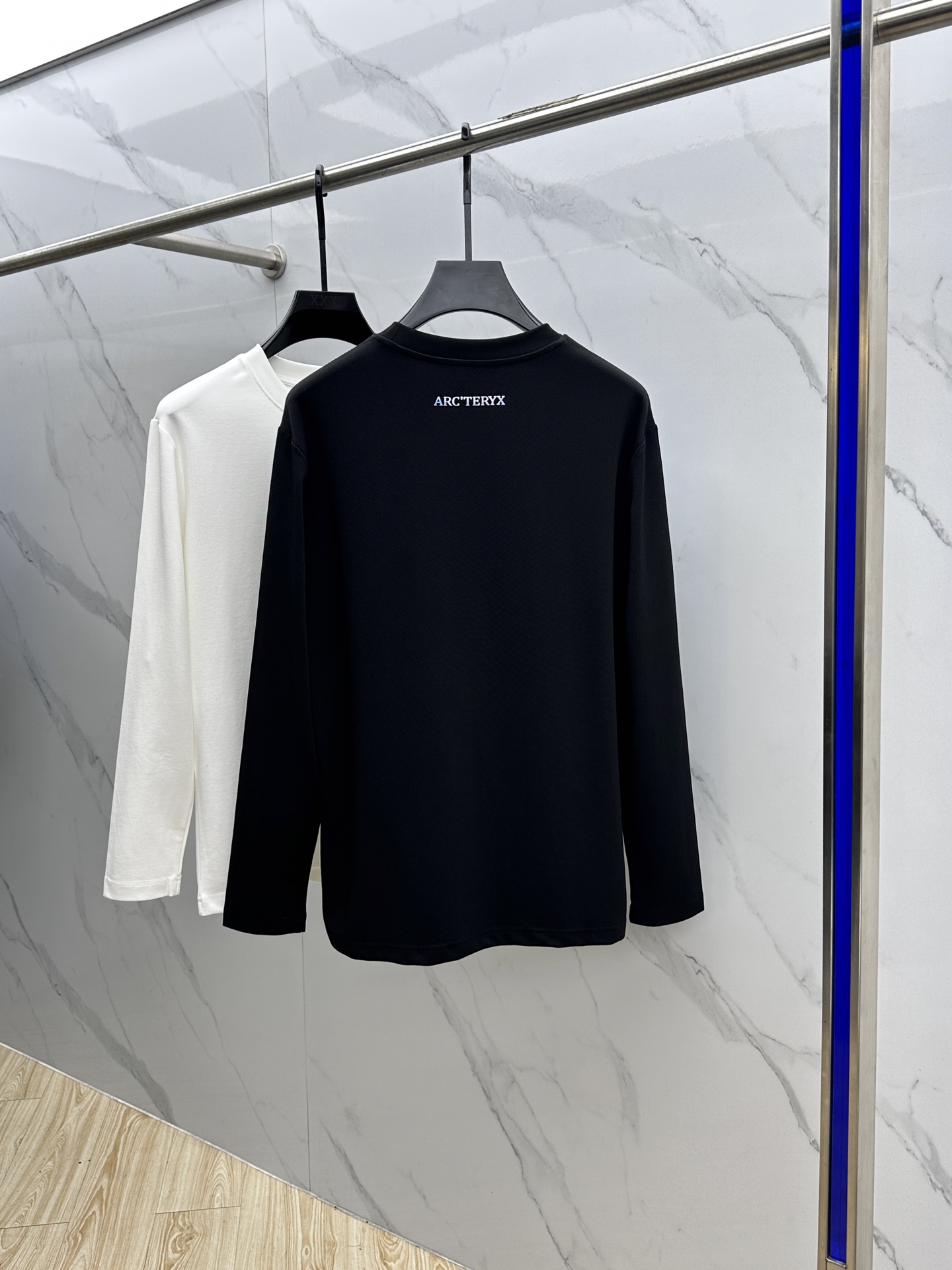 ￼ 🆕ARCTERYX始祖鸟 2025SS秋季新款男士圆领长袖 T 恤，以当季色调传递典雅韵味，成就日常