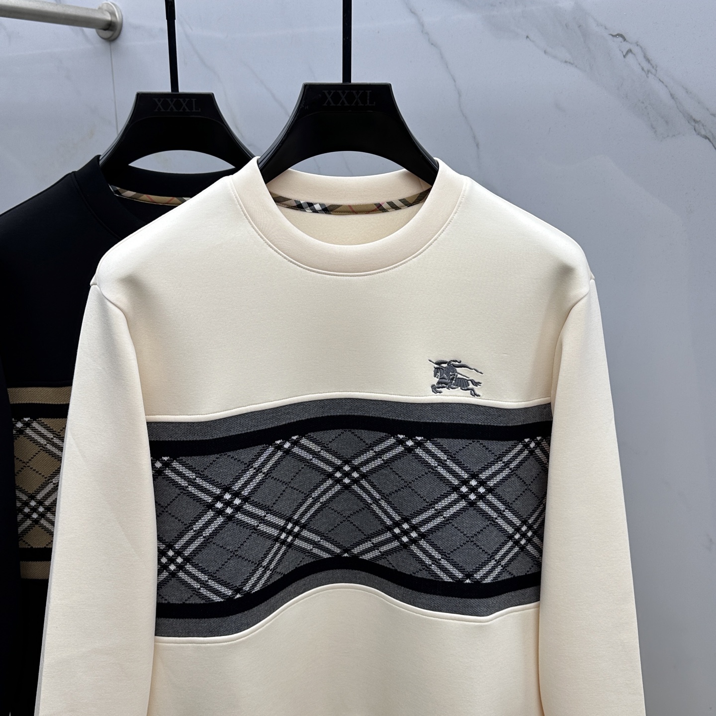 🆕Burberry巴宝莉 25ss秋季新品圆领拉绒空层卫衣 标志字母刺绣 细节上凸显质感整体设计，上身时