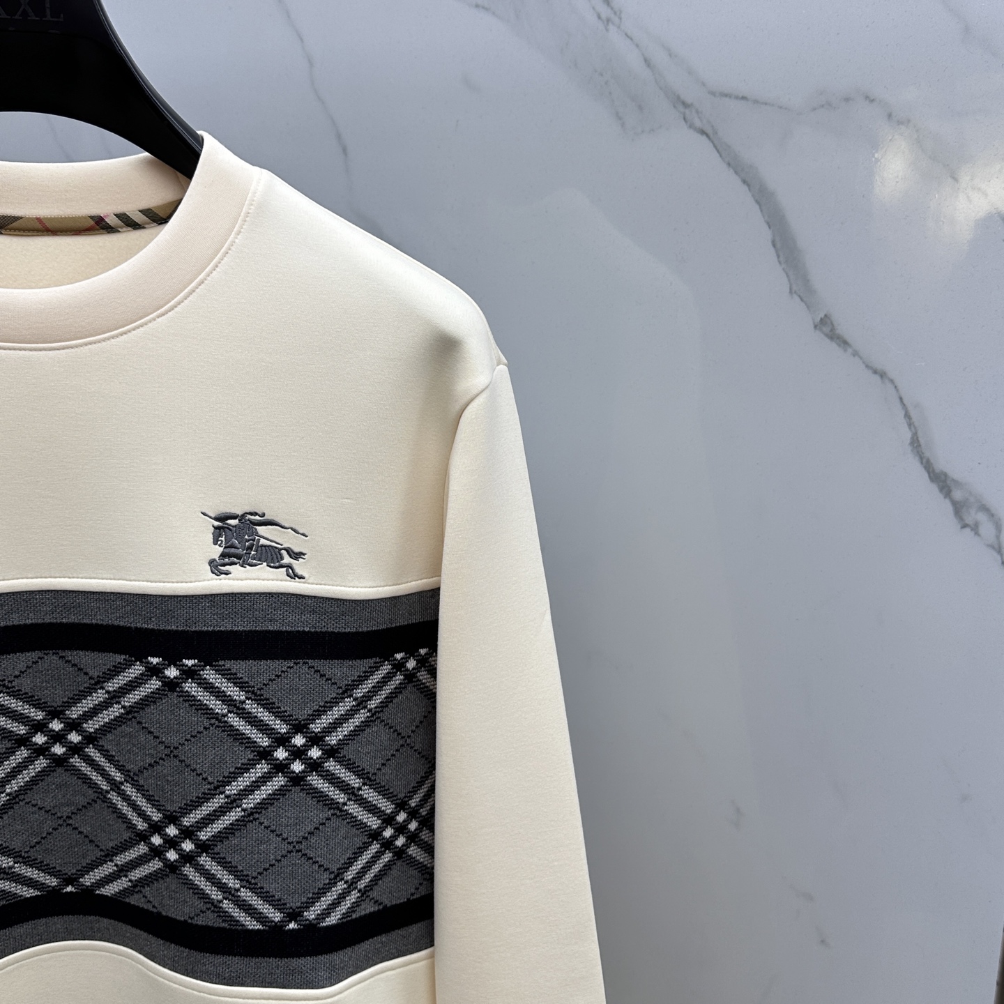 🆕Burberry巴宝莉 25ss秋季新品圆领拉绒空层卫衣 标志字母刺绣 细节上凸显质感整体设计，上身时