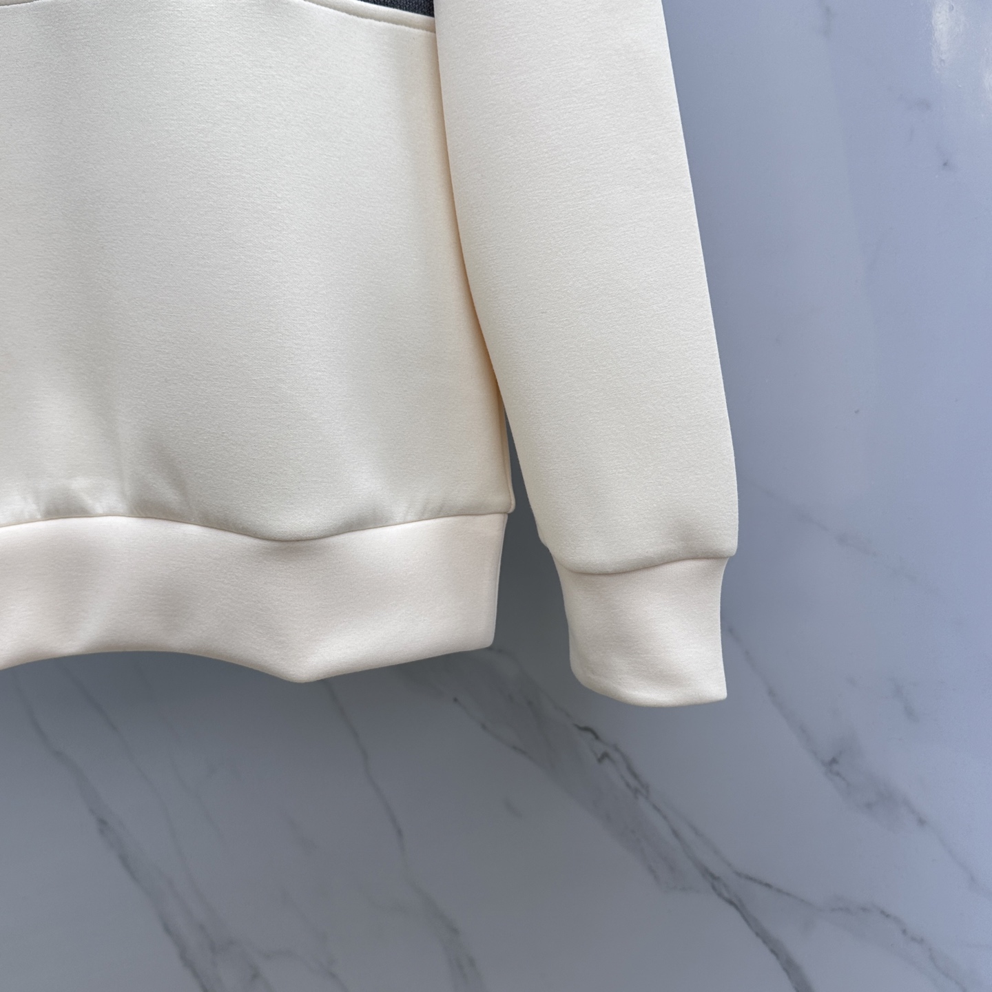 🆕Burberry巴宝莉 25ss秋季新品圆领拉绒空层卫衣 标志字母刺绣 细节上凸显质感整体设计，上身时