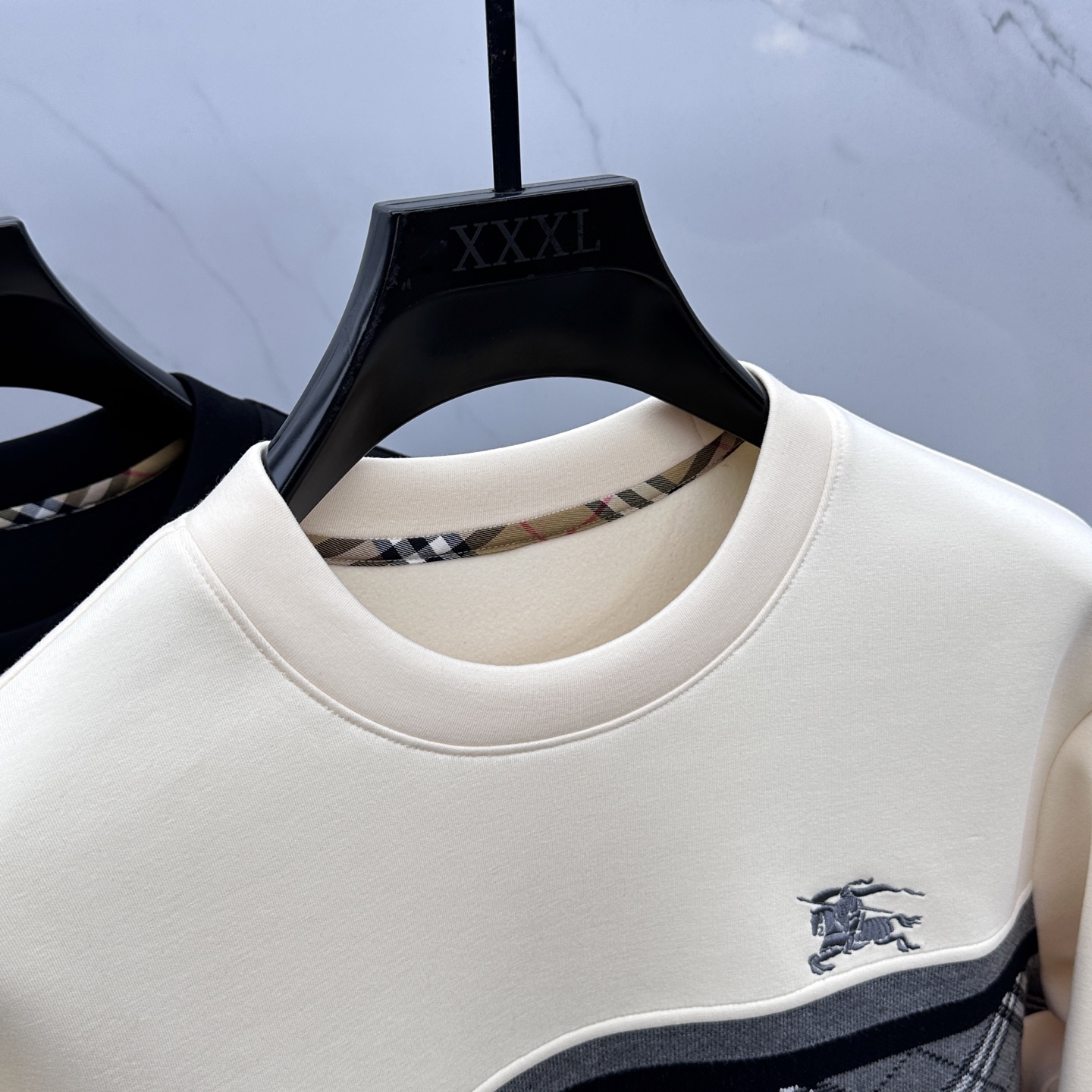 🆕Burberry巴宝莉 25ss秋季新品圆领拉绒空层卫衣 标志字母刺绣 细节上凸显质感整体设计，上身时