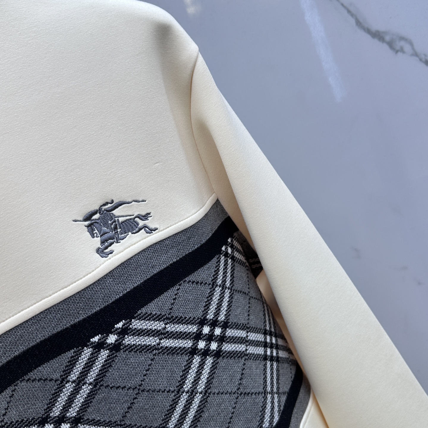 🆕Burberry巴宝莉 25ss秋季新品圆领拉绒空层卫衣 标志字母刺绣 细节上凸显质感整体设计，上身时