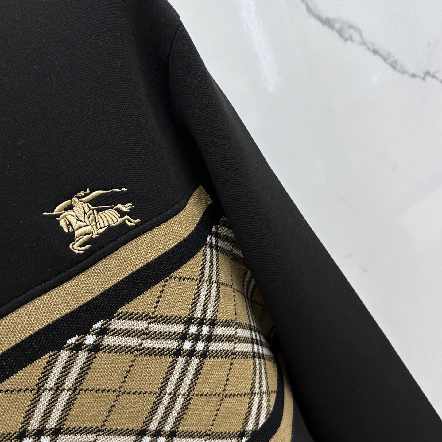 🆕Burberry巴宝莉 25ss秋季新品圆领拉绒空层卫衣 标志字母刺绣 细节上凸显质感整体设计，上身时