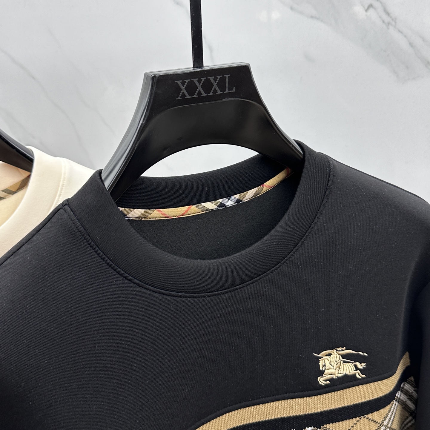 🆕Burberry巴宝莉 25ss秋季新品圆领拉绒空层卫衣 标志字母刺绣 细节上凸显质感整体设计，上身时