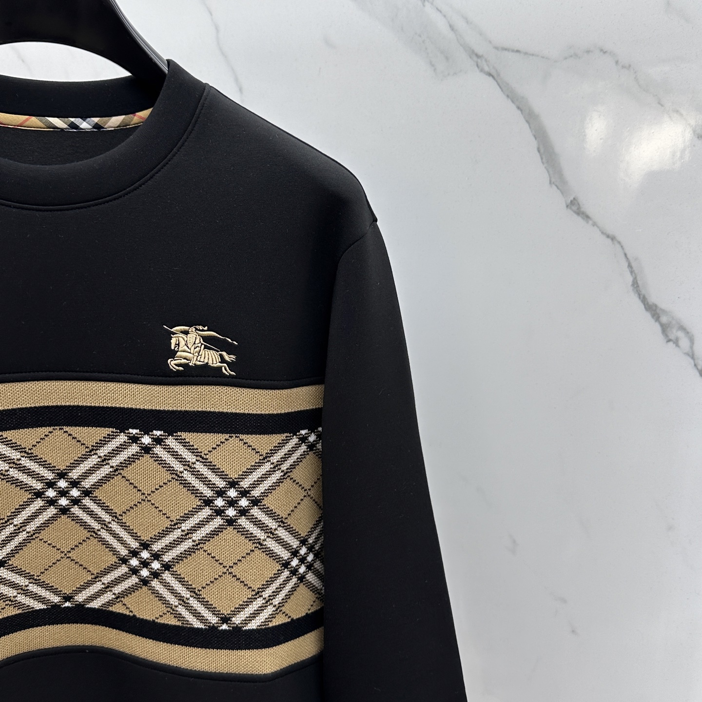 🆕Burberry巴宝莉 25ss秋季新品圆领拉绒空层卫衣 标志字母刺绣 细节上凸显质感整体设计，上身时