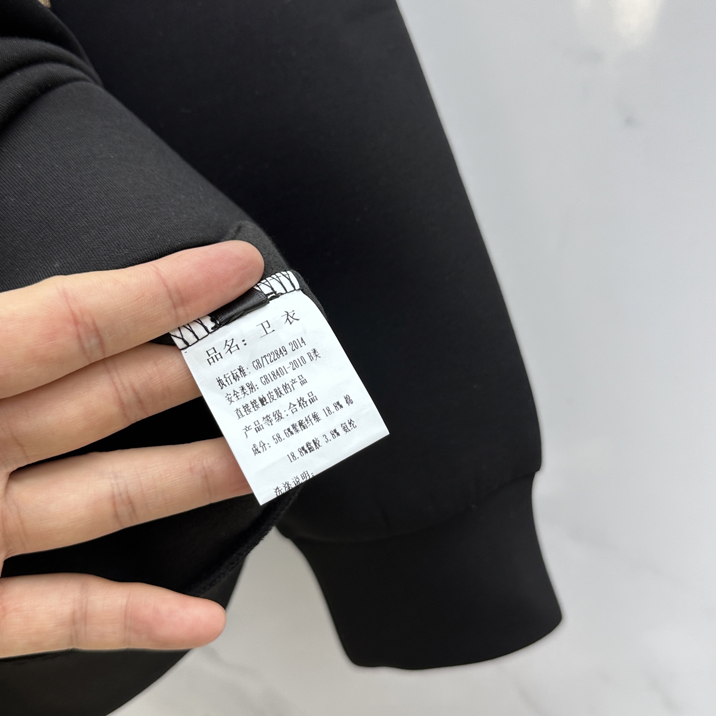 🆕Burberry巴宝莉 25ss秋季新品圆领拉绒空层卫衣 标志字母刺绣 细节上凸显质感整体设计，上身时