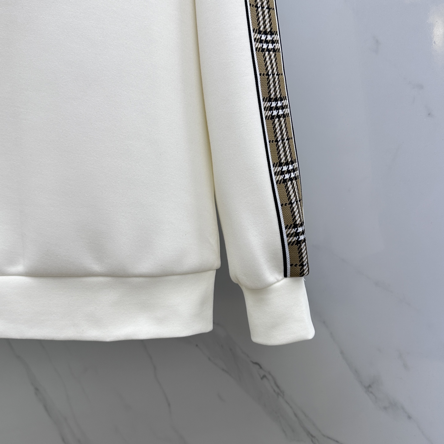 🆕Burberry巴宝莉 25ss秋季新品圆领拉绒空层卫衣 标志字母刺绣 细节上凸显质感整体设计，上身时