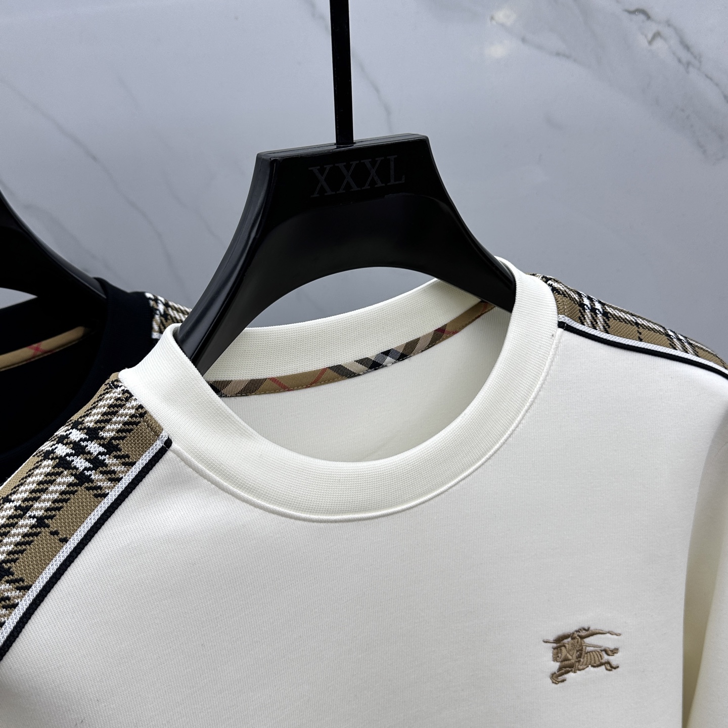 🆕Burberry巴宝莉 25ss秋季新品圆领拉绒空层卫衣 标志字母刺绣 细节上凸显质感整体设计，上身时