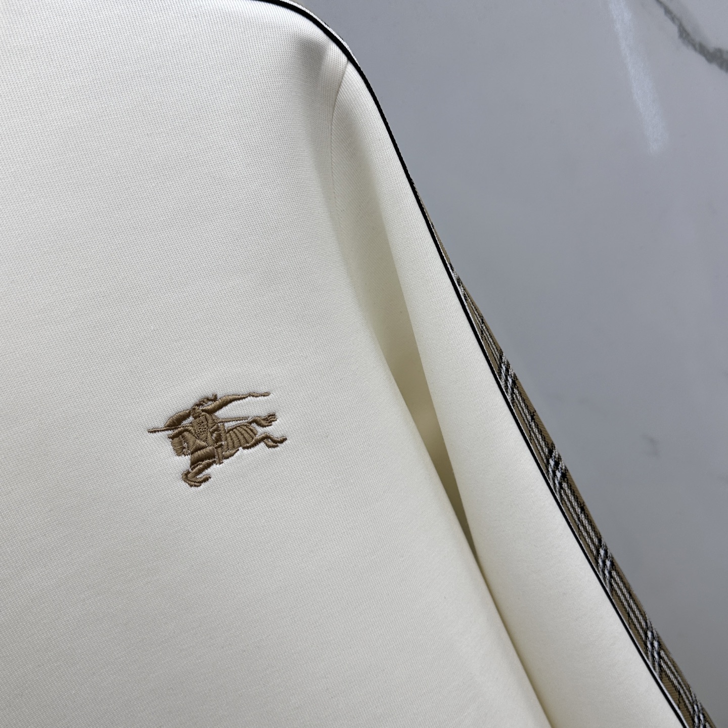 🆕Burberry巴宝莉 25ss秋季新品圆领拉绒空层卫衣 标志字母刺绣 细节上凸显质感整体设计，上身时