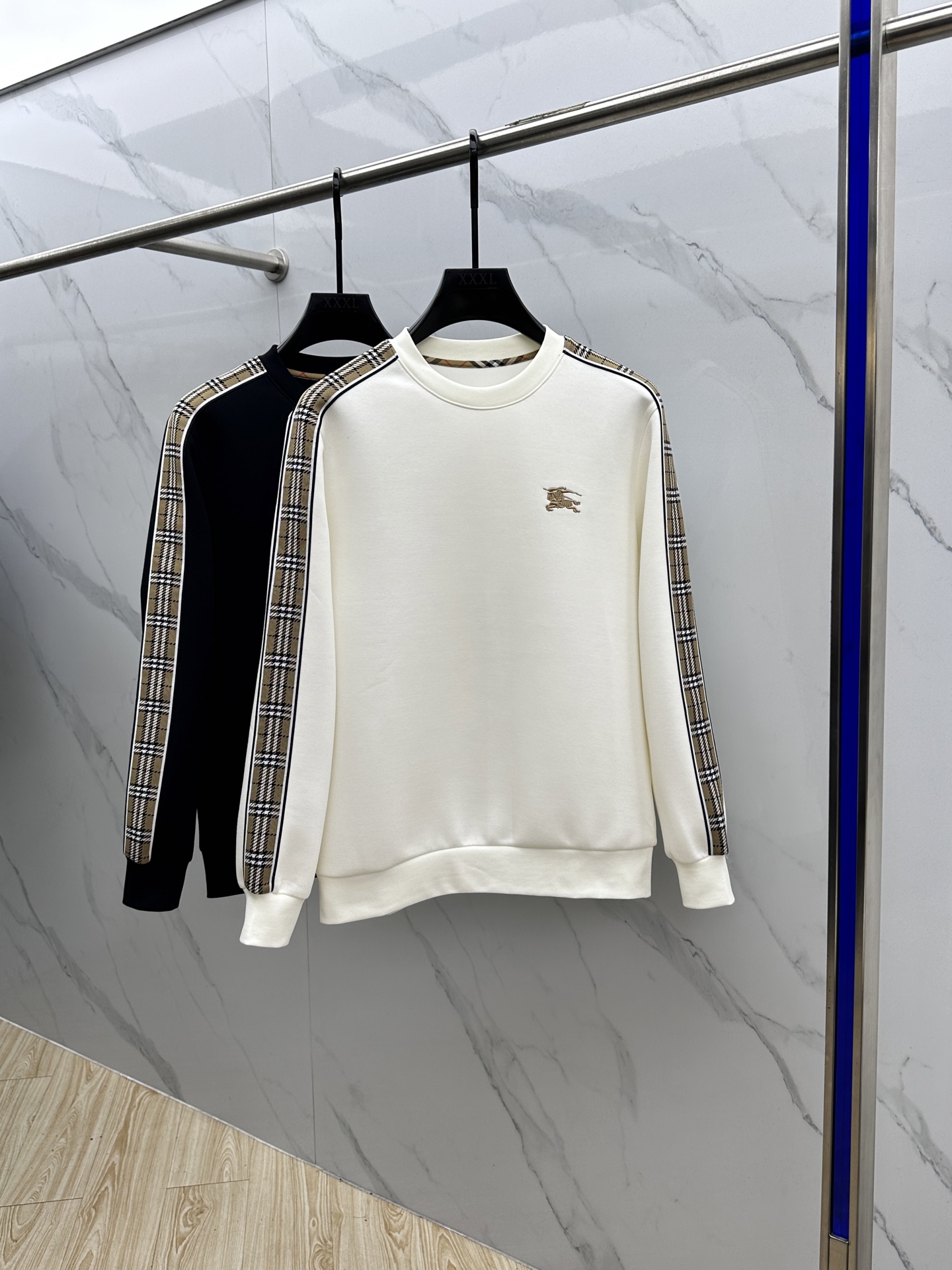 🆕Burberry巴宝莉 25ss秋季新品圆领拉绒空层卫衣 标志字母刺绣 细节上凸显质感整体设计，上身时