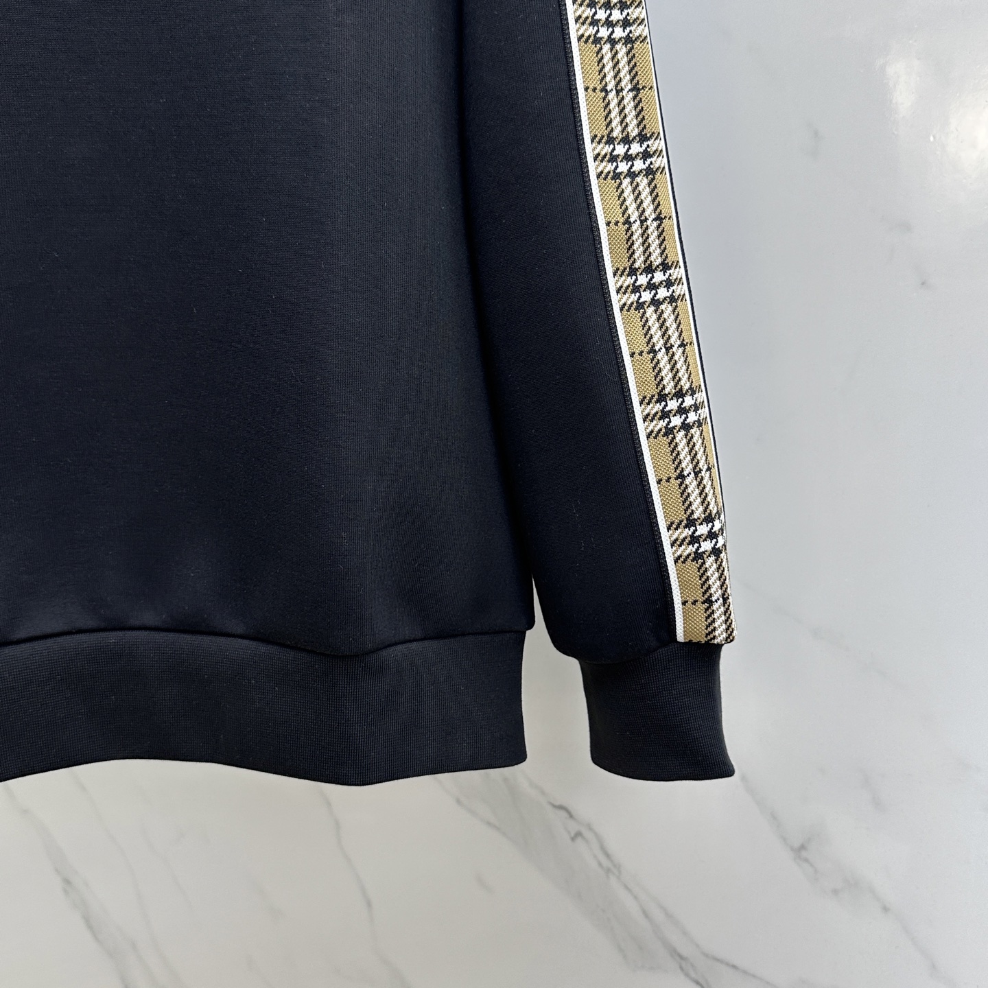 🆕Burberry巴宝莉 25ss秋季新品圆领拉绒空层卫衣 标志字母刺绣 细节上凸显质感整体设计，上身时