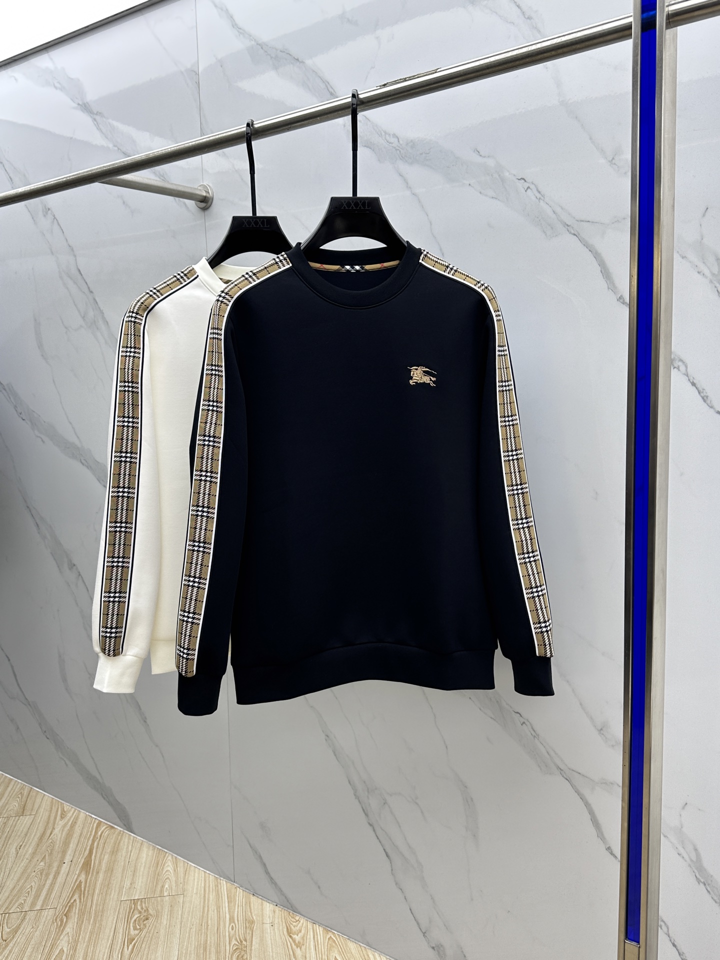 NO:568042,Burberry 25ss autumn new round neck brushed hollow-layer sweatshirt with logo letter embroidery. The details highlight the texture of the overall design. The upper body is fashionable and gives a modern feel. The tailoring is fit. The neckline slightly fits the neck, making the overall upper body more youthful and fashionable. The fabric is made of custom-woven sweatshirt fabrics provided by customers. It has the characteristics of easy care. The surface has a wool texture. The upper body is comfortable, warm, high-end and has a good crisp feeling at the same time. 023  Size M-3XL,,burberry,burberry,hoodie,sweatshirts,alexander wang19860909Burberry巴宝莉 25ss秋季新品圆领拉绒空层卫衣 标志字母刺绣 细节上凸显质感整体设计,上身时尚而赋予现代气息感合体的剪裁,领口微微贴合颈部,让整体上身更显年轻时尚,面料采用客供定织卫衣面料 有着易打理的特点 表面有着羊毛质感 上身舒适 保暖,显高档的同时 又有很好挺括感023 码数M-3XL,,burberry,burberry,hoodie,sweatshirts,alexander wang,Men's clothing