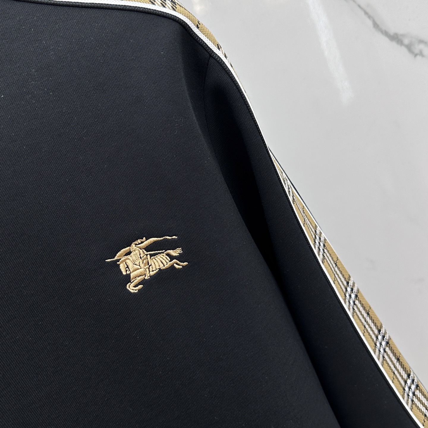 🆕Burberry巴宝莉 25ss秋季新品圆领拉绒空层卫衣 标志字母刺绣 细节上凸显质感整体设计，上身时