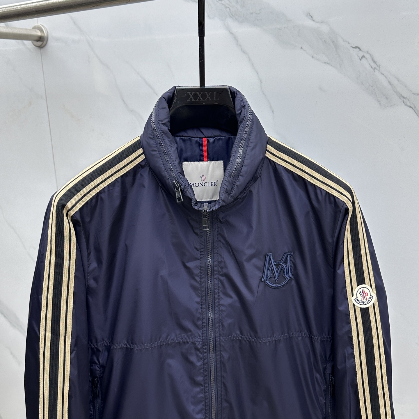 🆕Moncler蒙口 2025FW早秋新品连帽轻盈夹克。（帽子可收纳）衣袖饰有独特条纹织带设计，经典运动