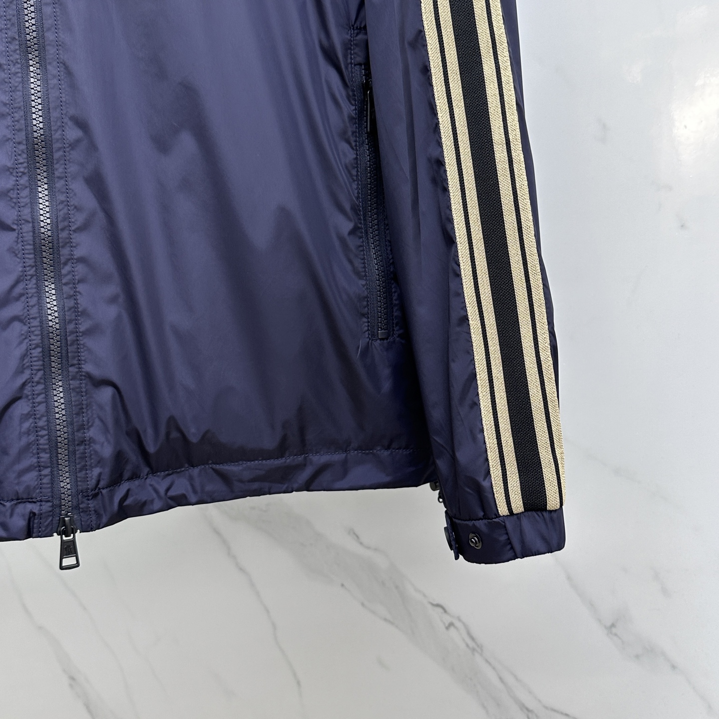 🆕Moncler蒙口 2025FW早秋新品连帽轻盈夹克。（帽子可收纳）衣袖饰有独特条纹织带设计，经典运动