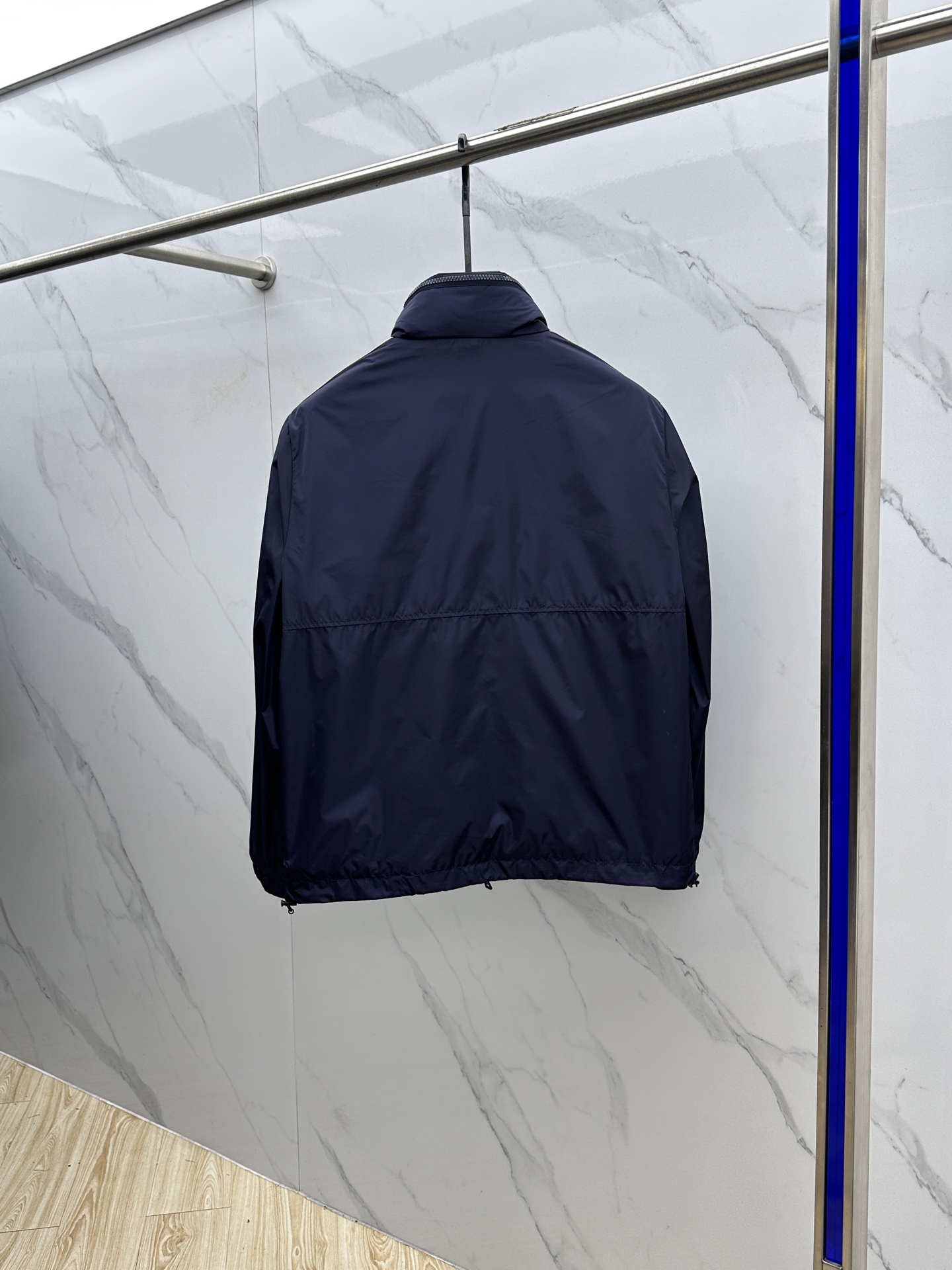 🆕Moncler蒙口 2025FW早秋新品连帽轻盈夹克。（帽子可收纳）衣袖饰有独特条纹织带设计，经典运动