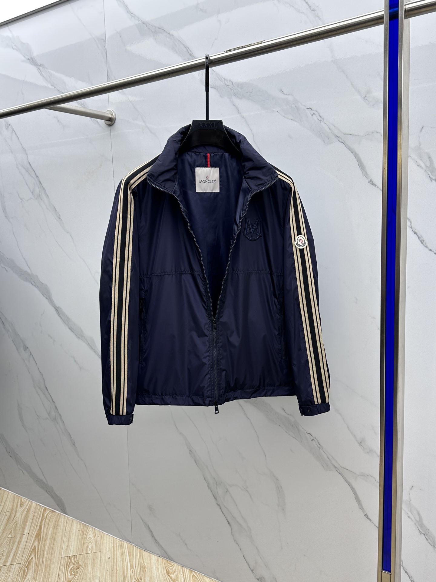 🆕Moncler蒙口 2025FW早秋新品连帽轻盈夹克。（帽子可收纳）衣袖饰有独特条纹织带设计，经典运动