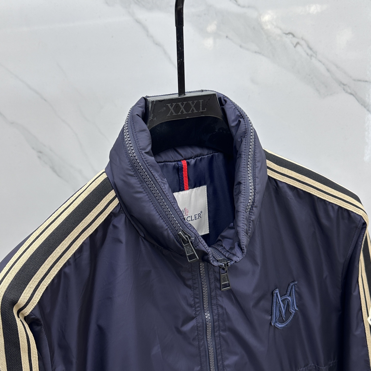 🆕Moncler蒙口 2025FW早秋新品连帽轻盈夹克。（帽子可收纳）衣袖饰有独特条纹织带设计，经典运动