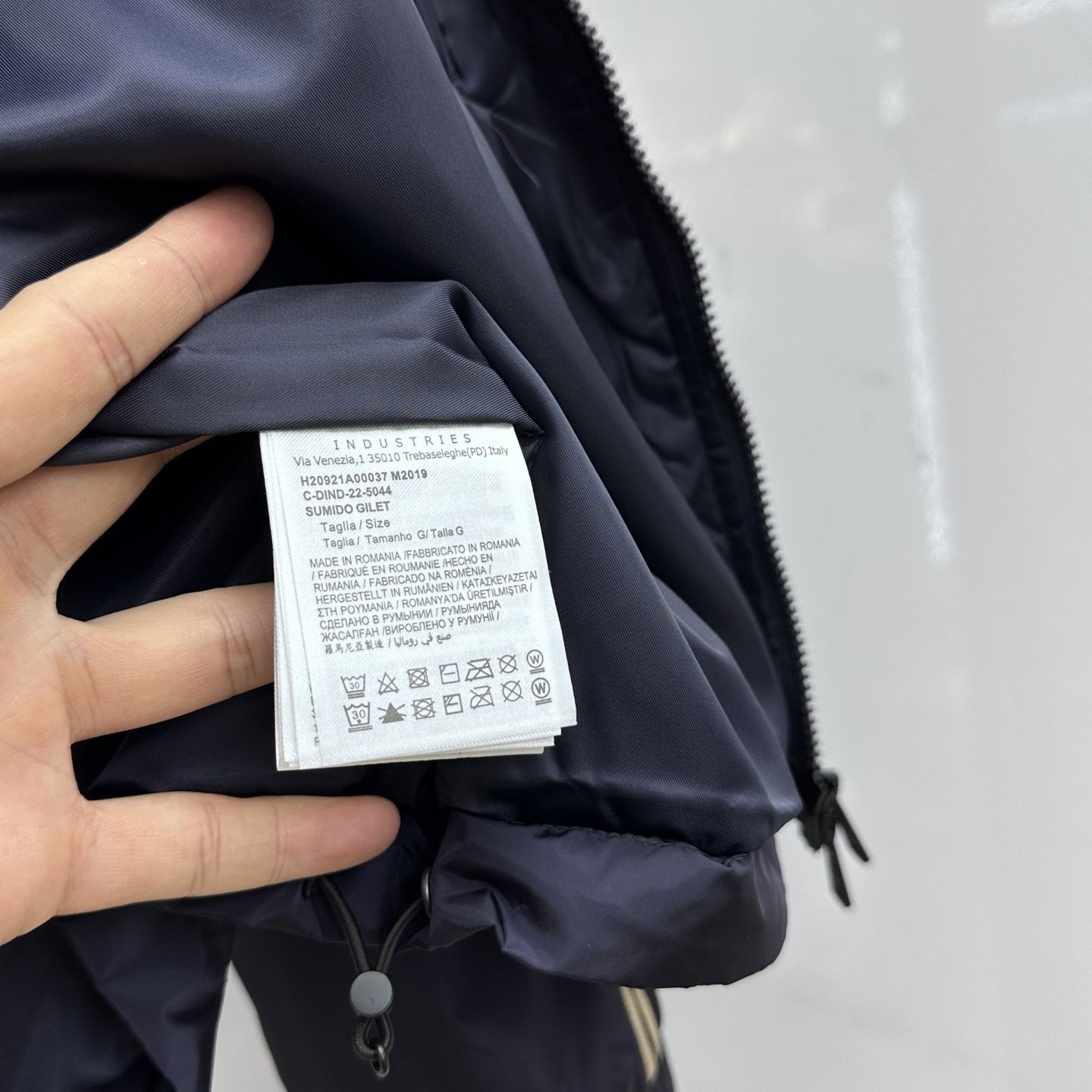 🆕Moncler蒙口 2025FW早秋新品连帽轻盈夹克。（帽子可收纳）衣袖饰有独特条纹织带设计，经典运动