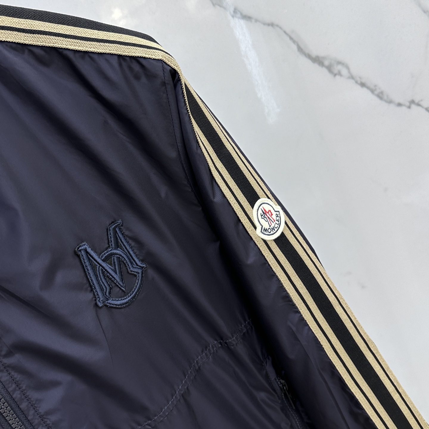 🆕Moncler蒙口 2025FW早秋新品连帽轻盈夹克。（帽子可收纳）衣袖饰有独特条纹织带设计，经典运动