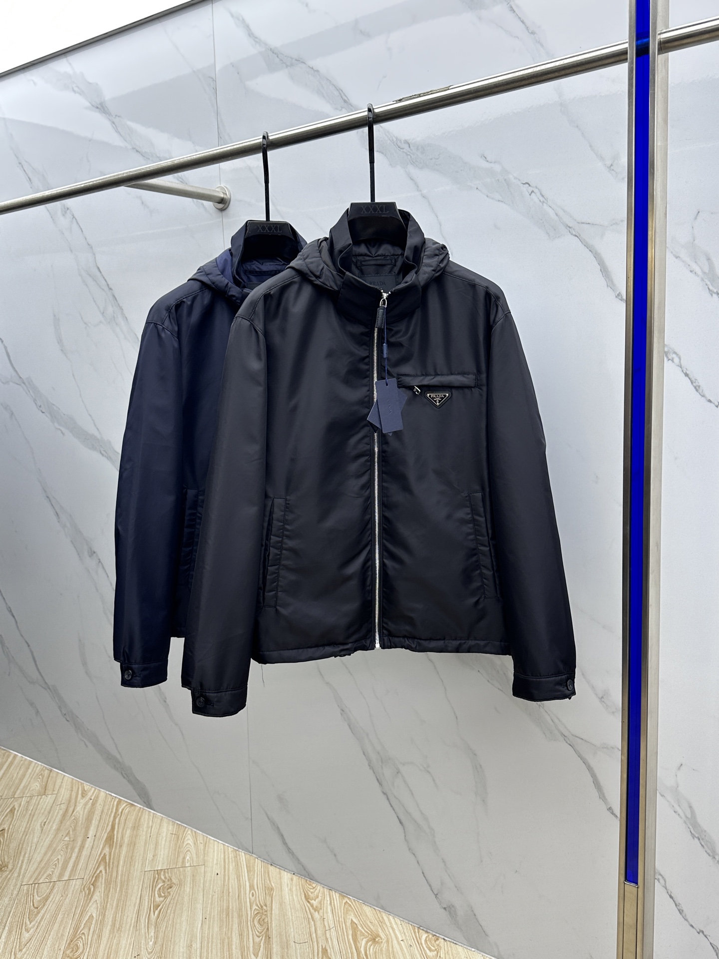 NO:568054,Prada Prada 2025ss new autumn and winter hooded (removable) quilted jacket, original custom hardware accessories are all imported and original customization. Welcome to compare. Absolutely high-quality fabrics, perfect workmanship, attention to the fabric is super comfortable, exclusive model, non-market goods, same style for men and women, AL size M-3XL,, prada, prada, jackets & coats, jackets & coats, hats, alexander wang19860909Prada普拉达 2025ss秋冬新款连帽（可拆卸）夹棉外套夹克,原版订制五金配件全进口原版定制 欢迎对比 绝对的高品质面料做工杠杠的版型完美 注意面料超舒服 独家款 非市场货 男女同款AL 尺码M-3XL,,prada,prada,jackets & coats,jackets & coats,hats,alexander wang,Men's clothing