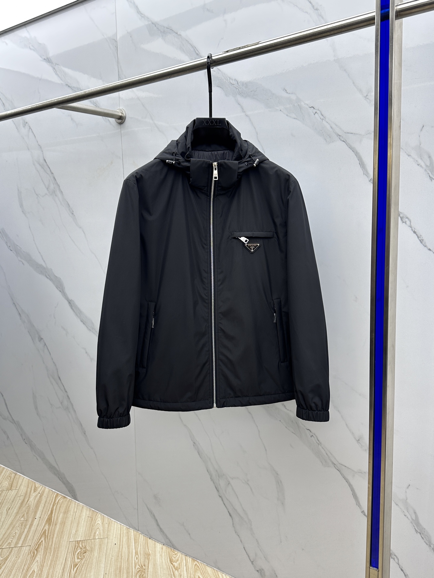 NO:568061,Prada Prada 2025ss new autumn and winter hooded (removable) quilted jacket, original custom hardware accessories are all imported and original customization. Welcome to compare. Absolutely high-quality fabrics, perfect workmanship, attention to the fabric is super comfortable, exclusive model, non-market goods, same style for men and women, AL size M-3XL,, prada, prada, jackets & coats, jackets & coats, hats, alexander wang19860909Prada普拉达 2025ss秋冬新款连帽（可拆卸）夹棉外套夹克,原版订制五金配件全进口原版定制 欢迎对比 绝对的高品质面料做工杠杠的版型完美 注意面料超舒服 独家款 非市场货 男女同款AL 尺码M-3XL,,prada,prada,jackets & coats,jackets & coats,hats,alexander wang,Men's clothing