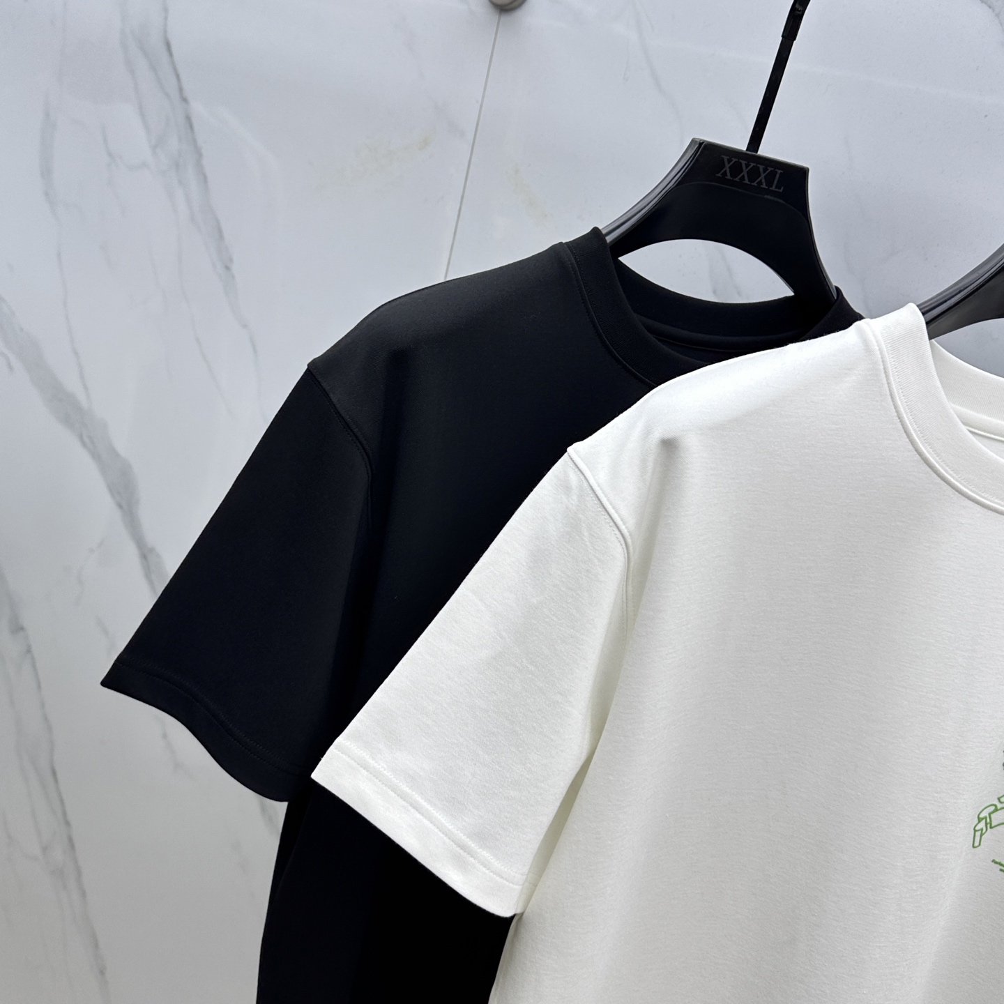 🆕CH*克罗心 2025SS秋季新款短袖打底T 恤，以当季色调传递典雅韵味，成就日常搭配佳选。胸前log