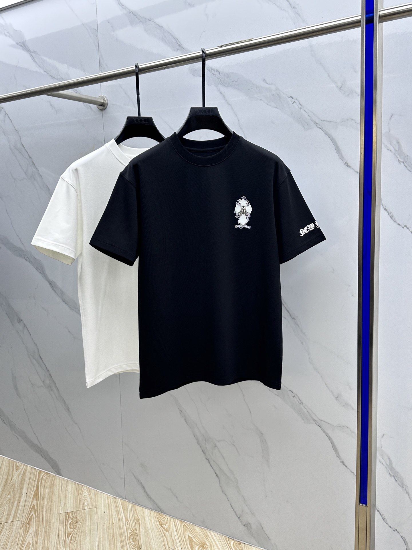 NO:568098,CH*Chrome Hearts 2025SS new autumn short-sleeved base T-shirt, which conveys elegant charm with seasonal colors, making it a good choice for daily matching. The logo on the chest implicitly marks the brand identity, and the three-dimensional letter craftsmanship, fine workmanship, fashionable and elegant, comfortable to the skin, complete with three labels xh sizes M-3XL,, chrome hearts, T-shirt, alexander wang19860909CH*克罗心 2025SS秋季新款短袖打底T 恤,以当季色调传递典雅韵味,成就日常搭配佳选.胸前logo标识含蓄标注品牌身份,字母立体工艺、做工精细、时尚大气、贴肤舒适,三标齐全xh 尺码M-3XL,,chrome hearts,T-shirt,alexander wang,Men's clothing