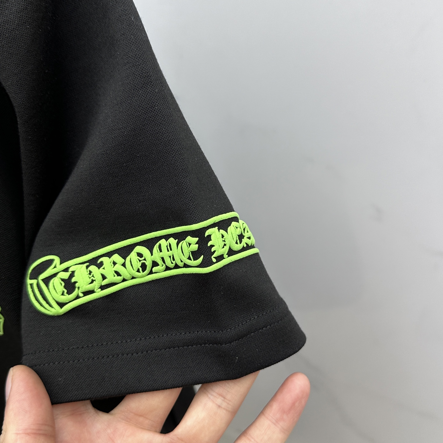 🆕CH*克罗心 2025SS秋季新款短袖打底T 恤，以当季色调传递典雅韵味，成就日常搭配佳选。胸前log