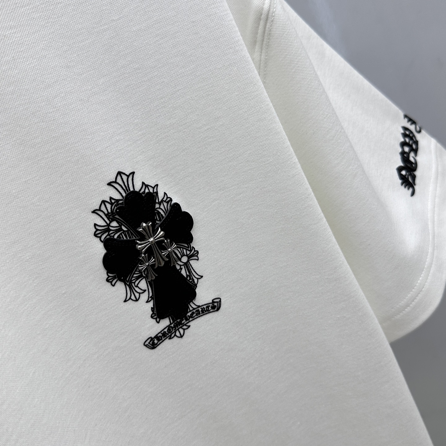 🆕CH*克罗心 2025SS秋季新款短袖打底T 恤，以当季色调传递典雅韵味，成就日常搭配佳选。胸前log