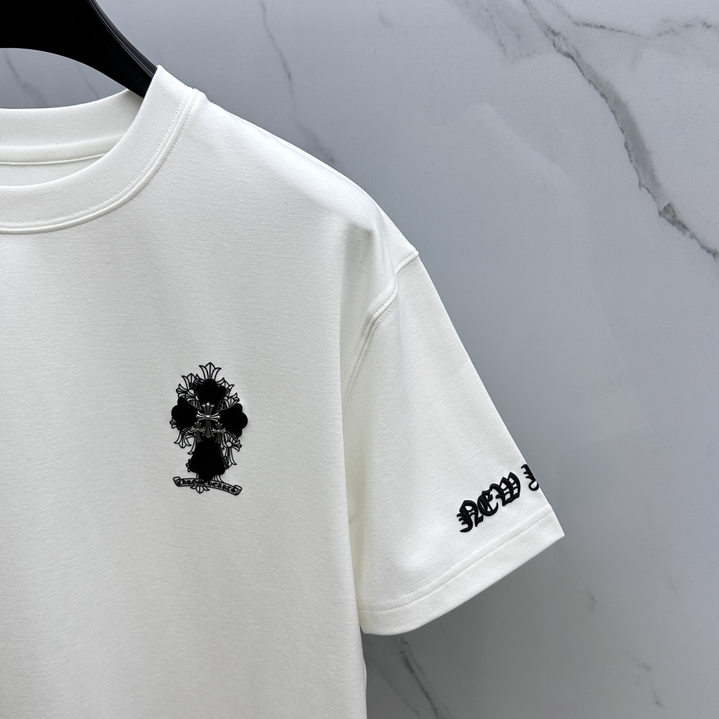 🆕CH*克罗心 2025SS秋季新款短袖打底T 恤，以当季色调传递典雅韵味，成就日常搭配佳选。胸前log