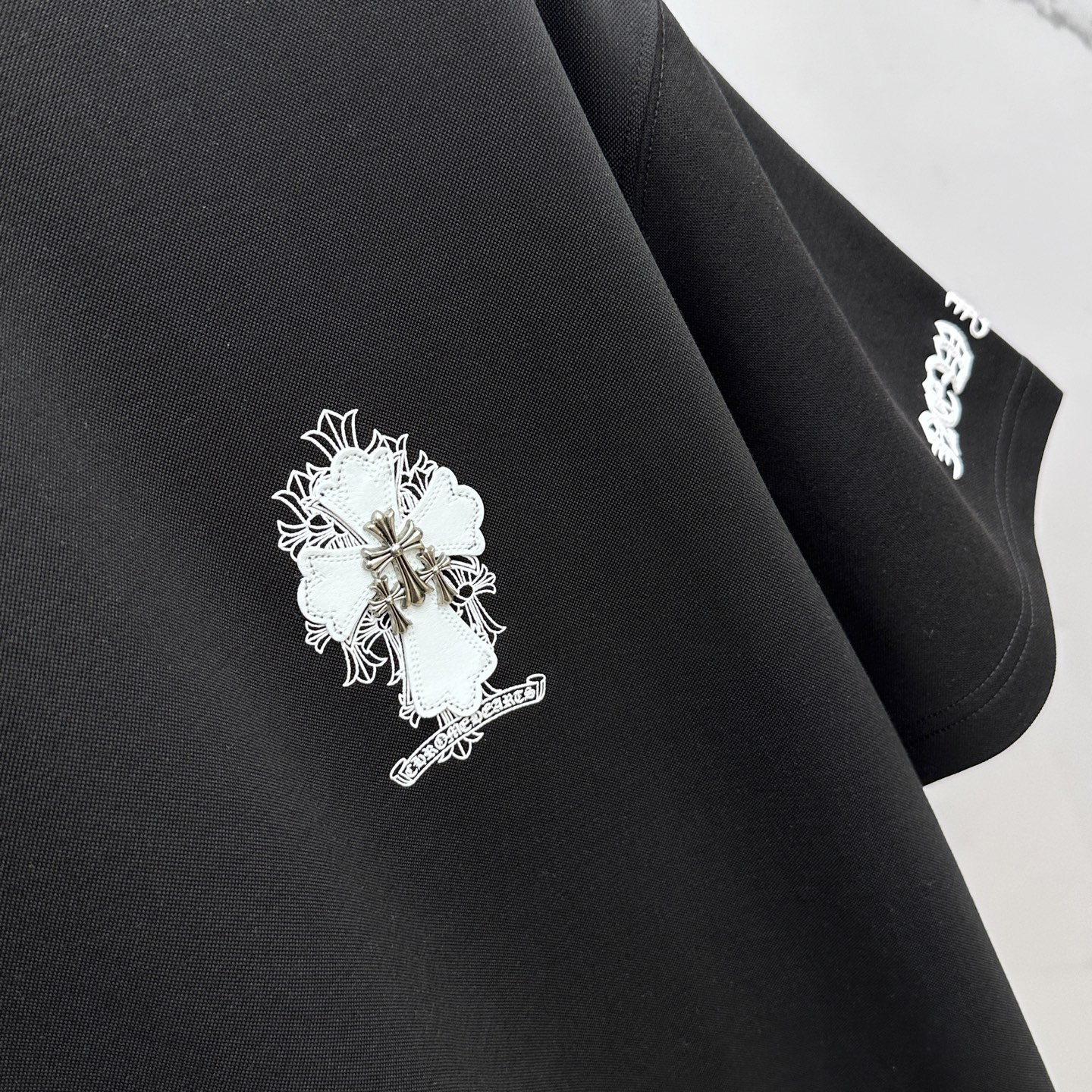 🆕CH*克罗心 2025SS秋季新款短袖打底T 恤，以当季色调传递典雅韵味，成就日常搭配佳选。胸前log