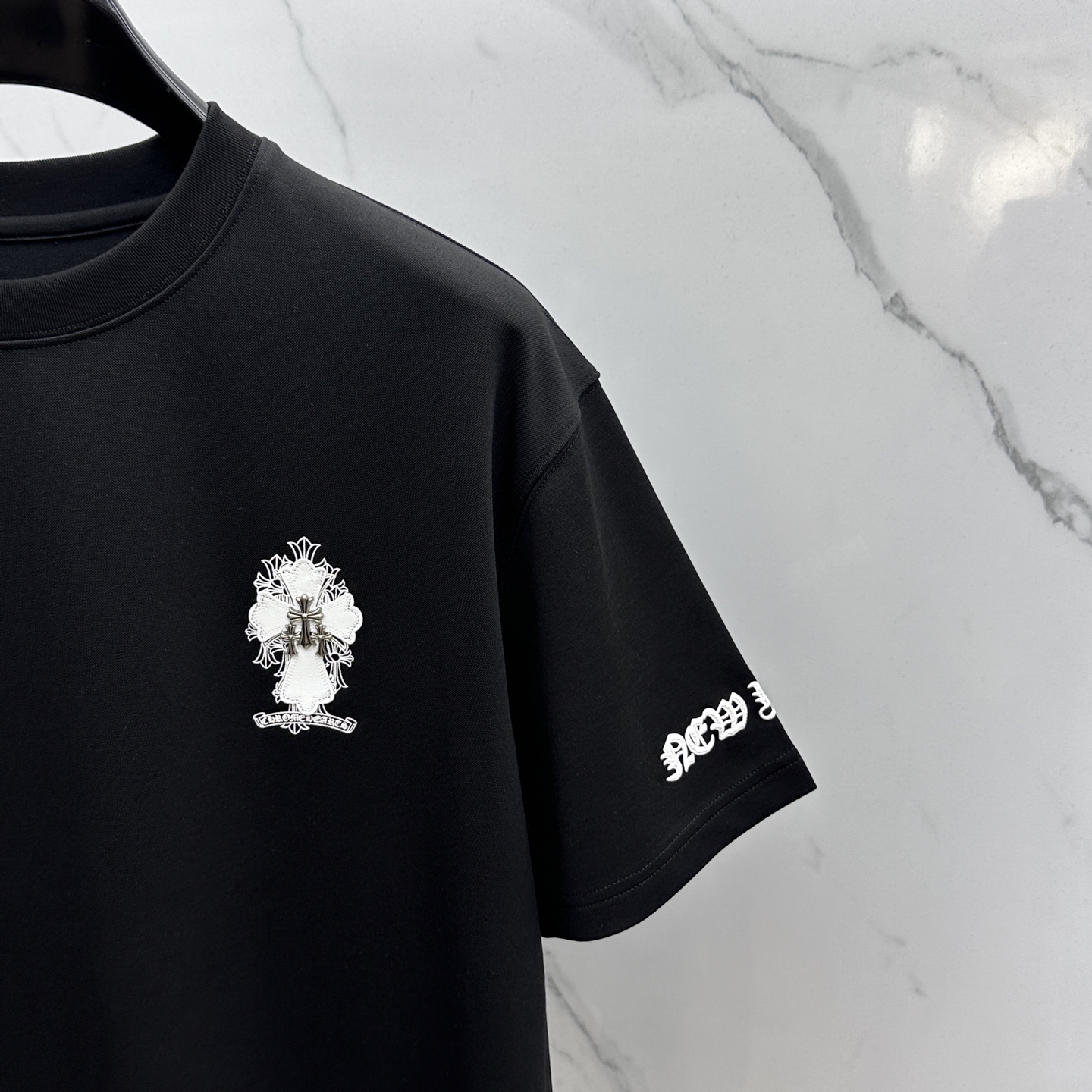 🆕CH*克罗心 2025SS秋季新款短袖打底T 恤，以当季色调传递典雅韵味，成就日常搭配佳选。胸前log