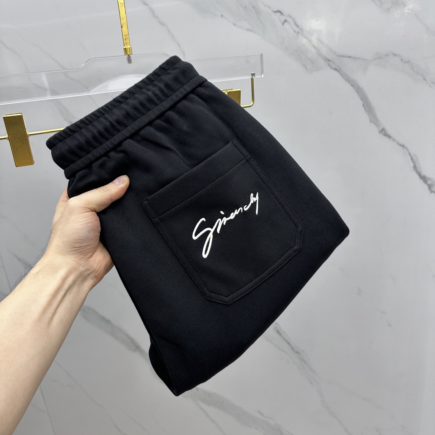 NO:568069,High-end Givenchy 2025 autumn and winter new casual pants, three-dimensional embroidery positioning brand LOGO, high-end version, customized fabrics, high breathability and comfort, fine details and workmanship, brand element design concept, reflecting high quality. It feels delicate and soft!  It presents a casual cut, flat mouth and closed feet, as well as a great upper body shape!  Size M-4XL,,givenchy,givenchy,alexander wang19860909高货Givenchy纪梵希 2025秋冬新款休闲裤 立体刺绣定位品牌LOGO 高端版本,定制面料 透气舒适度高,细节、做工细腻,品牌元素设计理念,体现高品质.手感细腻柔软！呈现休闲裁剪,平口收脚,as上身版型超赞！ 码数M-4XL,,givenchy,givenchy,alexander wang,Men's clothing