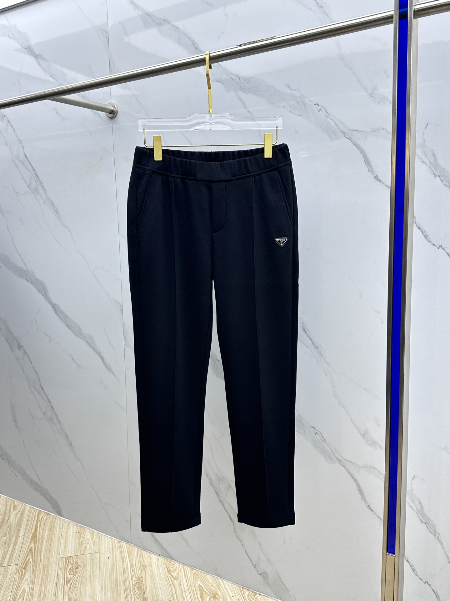 高货🆕Prada普拉达 2025秋冬新款休闲裤 立体定位经典品牌金属LOGO 高端版本，定制面料 透气舒