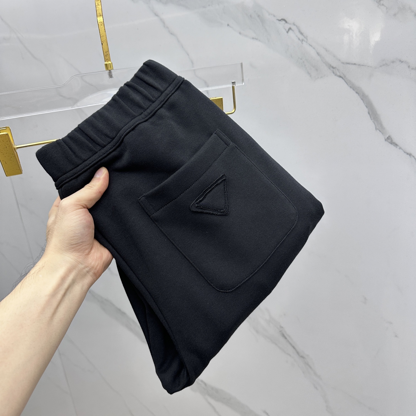 NO:568077,High-quality Prada 2025 autumn and winter new casual pants, three-dimensional positioning of classic brand metal LOGO, high-end version, customized fabrics, high breathability and comfort, details and workmanship, brand element design concept, reflecting high quality. Delicate and soft feel!  It presents a casual cut, flat mouth and closed feet, as well as a great upper body shape!  Size M-3XL,,prada,prada,alexander wang19860909高货Prada普拉达 2025秋冬新款休闲裤 立体定位经典品牌金属LOGO 高端版本,定制面料 透气舒适度高,细节、做工细腻,品牌元素设计理念,体现高品质.手感细腻柔软！呈现休闲裁剪,平口收脚,as上身版型超赞！ 码数M-3XL,,prada,prada,alexander wang,Men's clothing