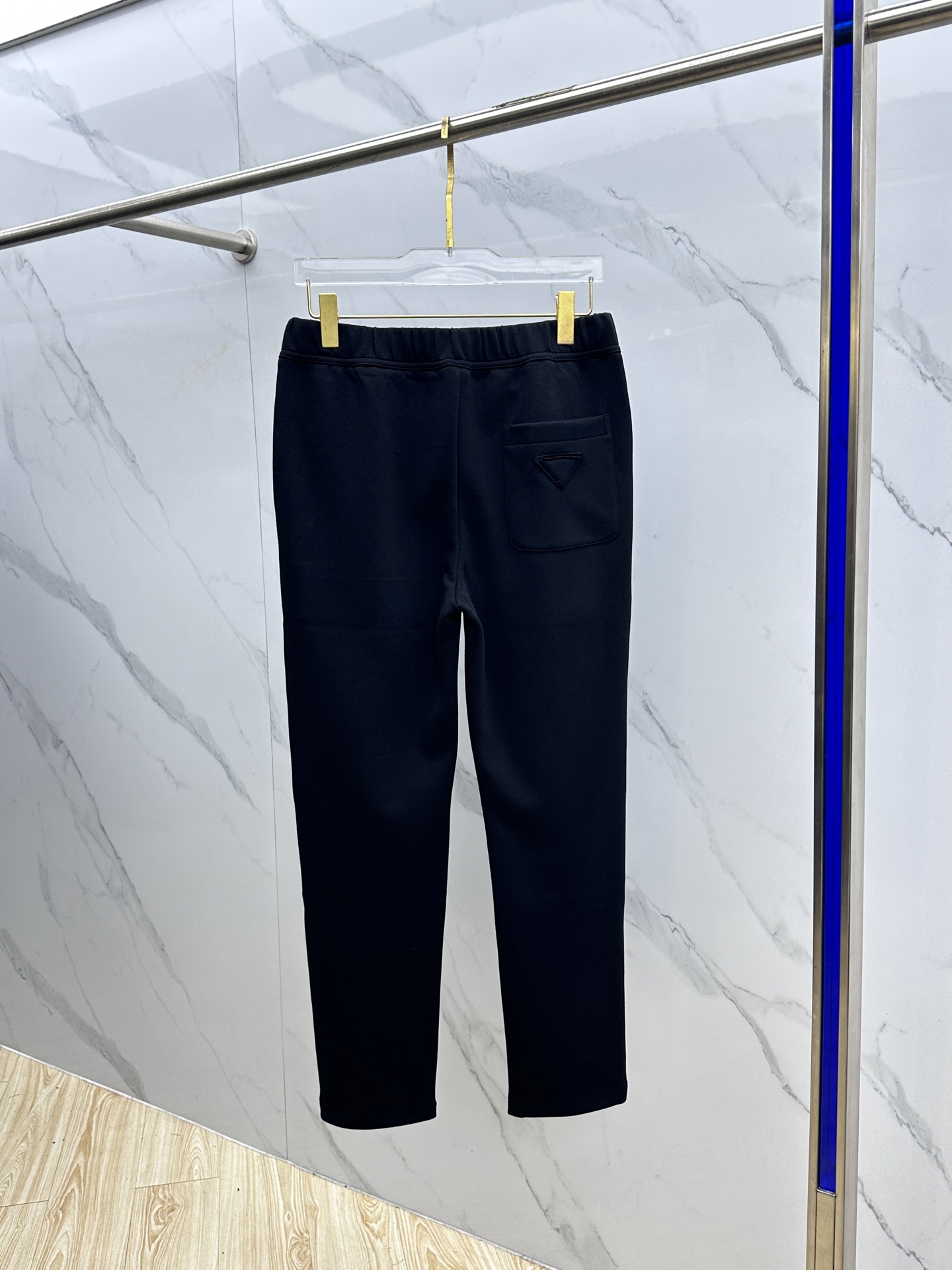 高货🆕Prada普拉达 2025秋冬新款休闲裤 立体定位经典品牌金属LOGO 高端版本，定制面料 透气舒