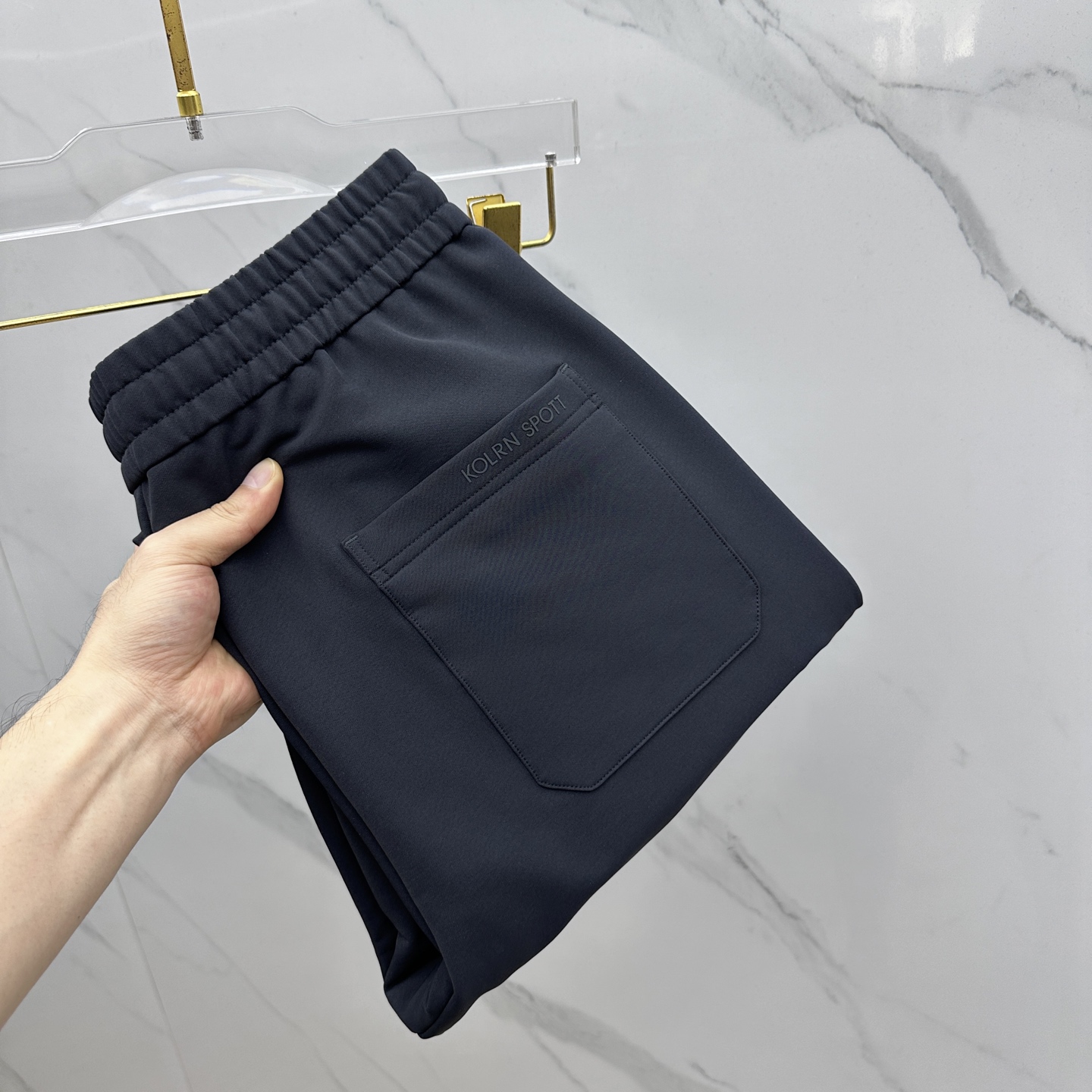 NO:568080,Gaohao Kelong's 2025 autumn and winter new casual pants, three-dimensional positioning brand printed LOGO, high-end version, customized technical fabrics, high breathability and comfort, details, fine workmanship, brand element design concept, reflecting high quality. It feels delicate and soft!  It presents a casual cut, flat mouth and closed feet, as well as a great upper body shape!  Size M-3XL,,alexander wang19860909高货可隆 2025秋冬新款休闲裤 立体定位品牌印胶LOGO 高端版本,定制科技面料 透气舒适度高,细节、做工细腻,品牌元素设计理念,体现高品质.手感细腻柔软！呈现休闲裁剪,平口收脚,as上身版型超赞！ 码数M-3XL,,alexander wang,Men's clothing