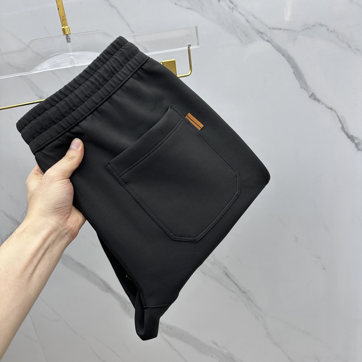 NO:568084,High-quality ZEGNA Zegna 2025 autumn and winter new casual pants, three-dimensional embroidery positioning brand LOGO, high-end version, customized fabrics, high breathability and comfort, details and fine workmanship, brand element design concept, reflecting high quality. It feels delicate and soft!  It presents a casual cut, with a flat mouth and small feet, and the upper body shape is awesome!  Size M-4XL,,zegna,alexander wang19860909高货ZEGNA杰尼亚 2025秋冬新款休闲裤 立体刺绣定位品牌LOGO 高端版本,定制面料 透气舒适度高,细节、做工细腻,品牌元素设计理念,体现高品质.手感细腻柔软！呈现休闲裁剪,平口收脚微小脚,as上身版型超赞！ 码数M-4XL,,zegna,alexander wang,Men's clothing