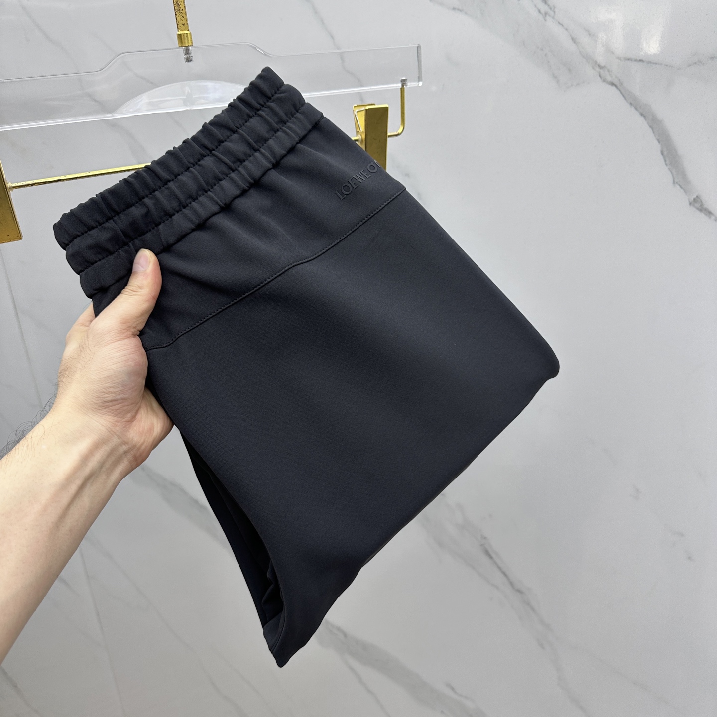 NO:568089,High-quality Loewe 2025 autumn and winter new casual pants, three-dimensional positioning brand LOGO, high-end version, customized technical fabrics, quick-drying, breathable and comfortable, with fine details and workmanship, brand element design concept, reflecting high quality. It feels delicate and soft!  It presents a casual cut, flat mouth and closed feet, as well as a great upper body shape!  Size M-3XL,,loewe,loewe,alexander wang19860909高货Loewe罗意威 2025秋冬新款休闲裤 立体定位品牌LOGO 高端版本,定制科技面料 速干透气舒适度高,细节、做工细腻,品牌元素设计理念,体现高品质.手感细腻柔软！呈现休闲裁剪,平口收脚,as上身版型超赞！ 码数M-3XL,,loewe,loewe,alexander wang,Men's clothing