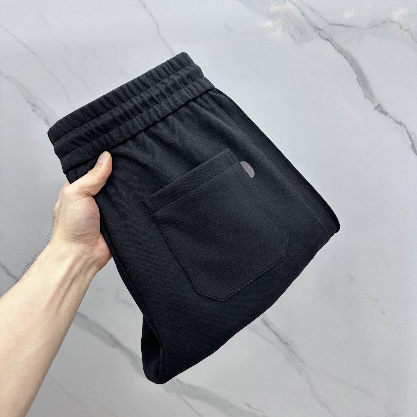 NO:568093,Gaohao LP new autumn and winter casual pants, high-end version, simple and luxurious. Customized fabrics with high breathability and comfort, fine details and workmanship, brand element design concept, reflecting high quality. It feels delicate and soft!  It presents a casual cut, flat mouth and closed feet, as well as a great upper body shape!  Size M-3XL,,loro piana,alexander wang19860909高货LP 秋冬新款休闲裤 高端版本,简约奢华.定制面料 透气舒适度高,细节、做工细腻,品牌元素设计理念,体现高品质.手感细腻柔软！呈现休闲裁剪,平口收脚,as上身版型超赞！ 码数M-3XL,,loro piana,alexander wang,Men's clothing