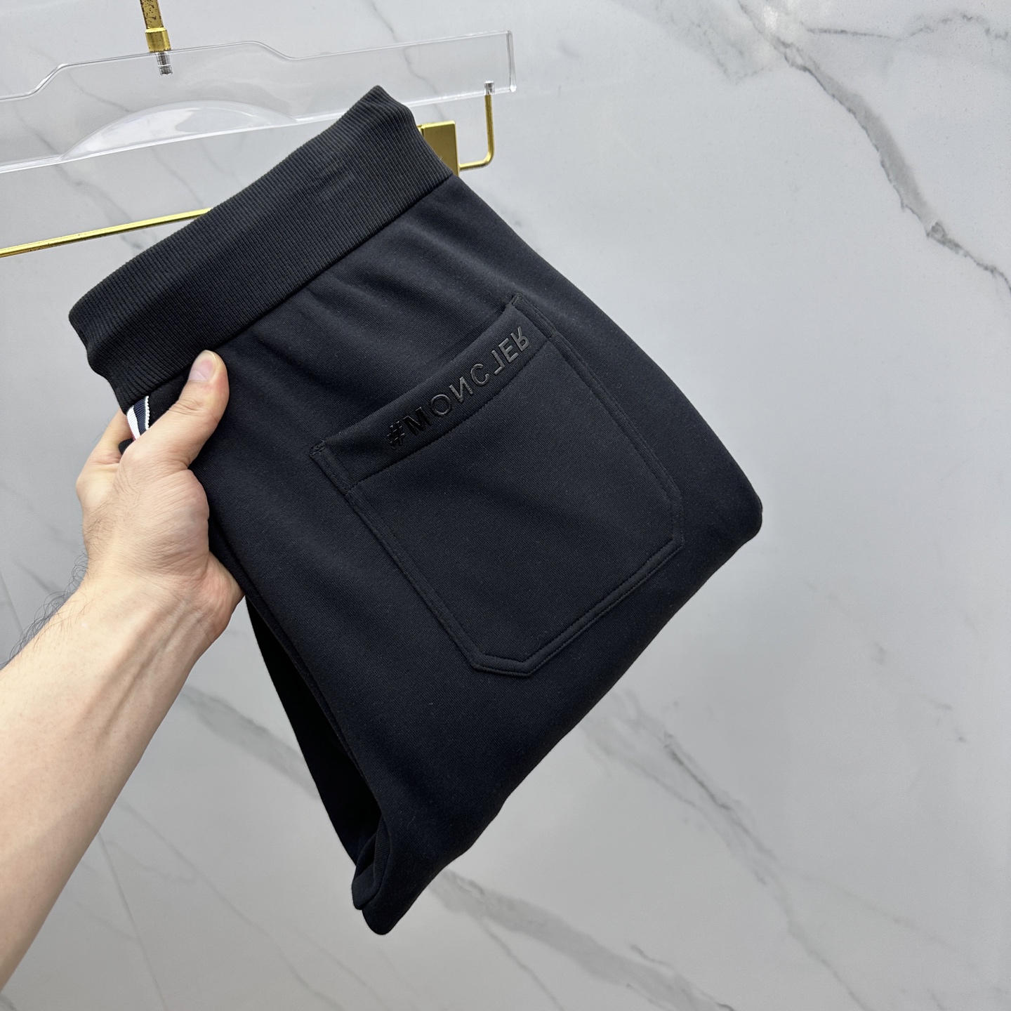 NO:568064,High-quality Moncler muzzle 2025 autumn and winter new casual pants, thickened with velvet, three-dimensional positioning brand LOGO, high-end version, customized fabrics, high breathability and comfort, fine details and workmanship, brand element design concept, reflecting high quality. It feels delicate and soft!  It presents a casual cut, flat mouth and closed feet, as well as a great upper body shape!  Size M-3XL,,Moncler,alexander wang19860909高货Moncler蒙口 2025秋冬新款休闲裤 加绒加厚,立体定位品牌LOGO 高端版本,定制面料 透气舒适度高,细节、做工细腻,品牌元素设计理念,体现高品质.手感细腻柔软！呈现休闲裁剪,平口收脚,as上身版型超赞！ 码数M-3XL,,Moncler,alexander wang,Men's clothing