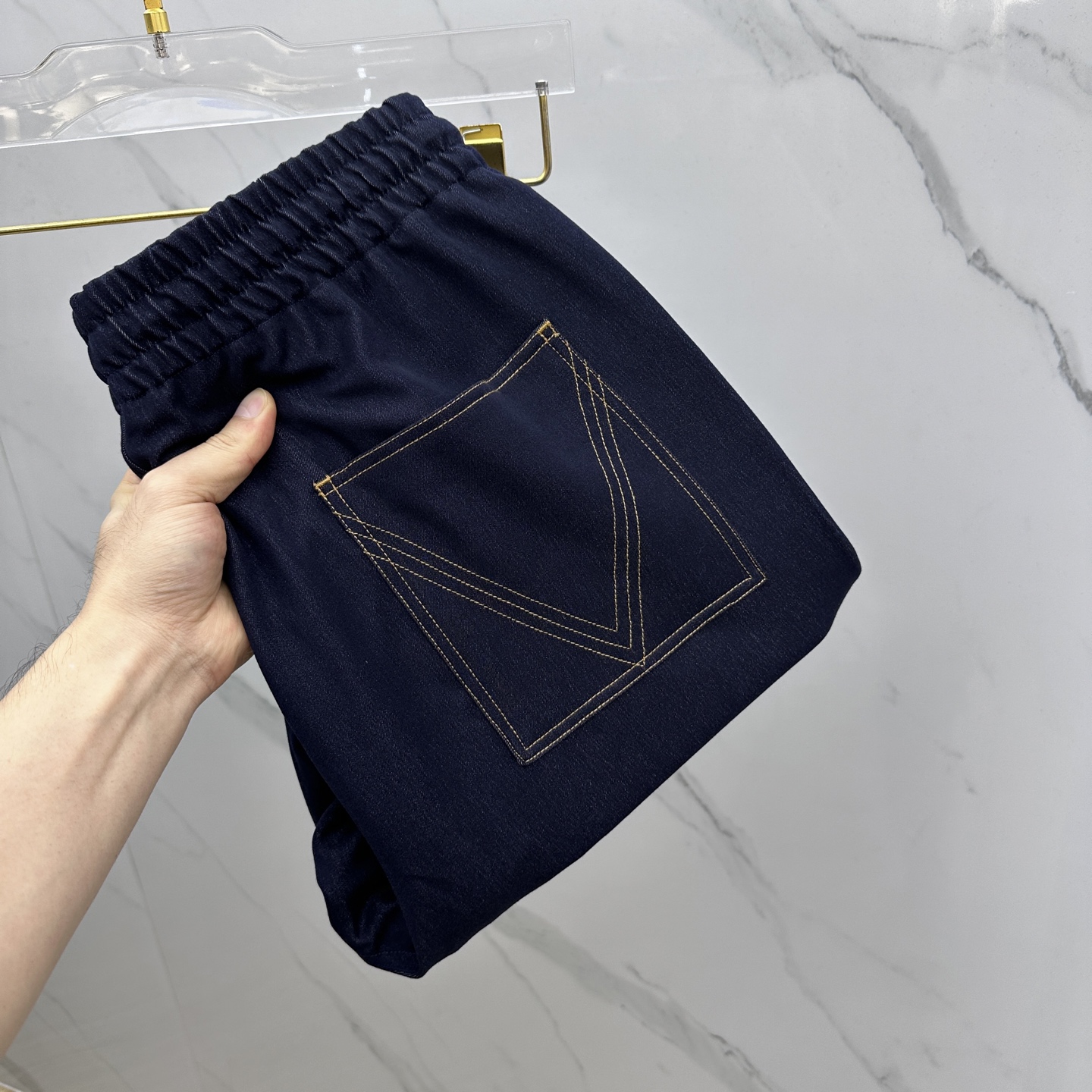 NO:568067,High-end BV Bottega Veneta 2025 autumn and winter new casual pants, high-end version, custom-woven and dyed fabrics with particularly good drape, high breathability and comfort, fine details and workmanship, boutique brand element design concept, reflecting high quality. It feels delicate and soft!  It presents a casual cut, flat mouth and slightly wide legs, as well as an awesome upper body shape!  Size M-3XL,,bottega veneta,bottega veneta,alexander wang19860909高货BV葆蝶家 2025秋冬新款休闲裤 高端版本,定织定染面料 垂感特别好 透气舒适度高,细节、做工细腻,精品品牌元素设计理念,体现高品质.手感细腻柔软！呈现休闲裁剪,平口收脚微阔腿,as上身版型超赞！ 码数M-3XL,,bottega veneta,bottega veneta,alexander wang,Men's clothing